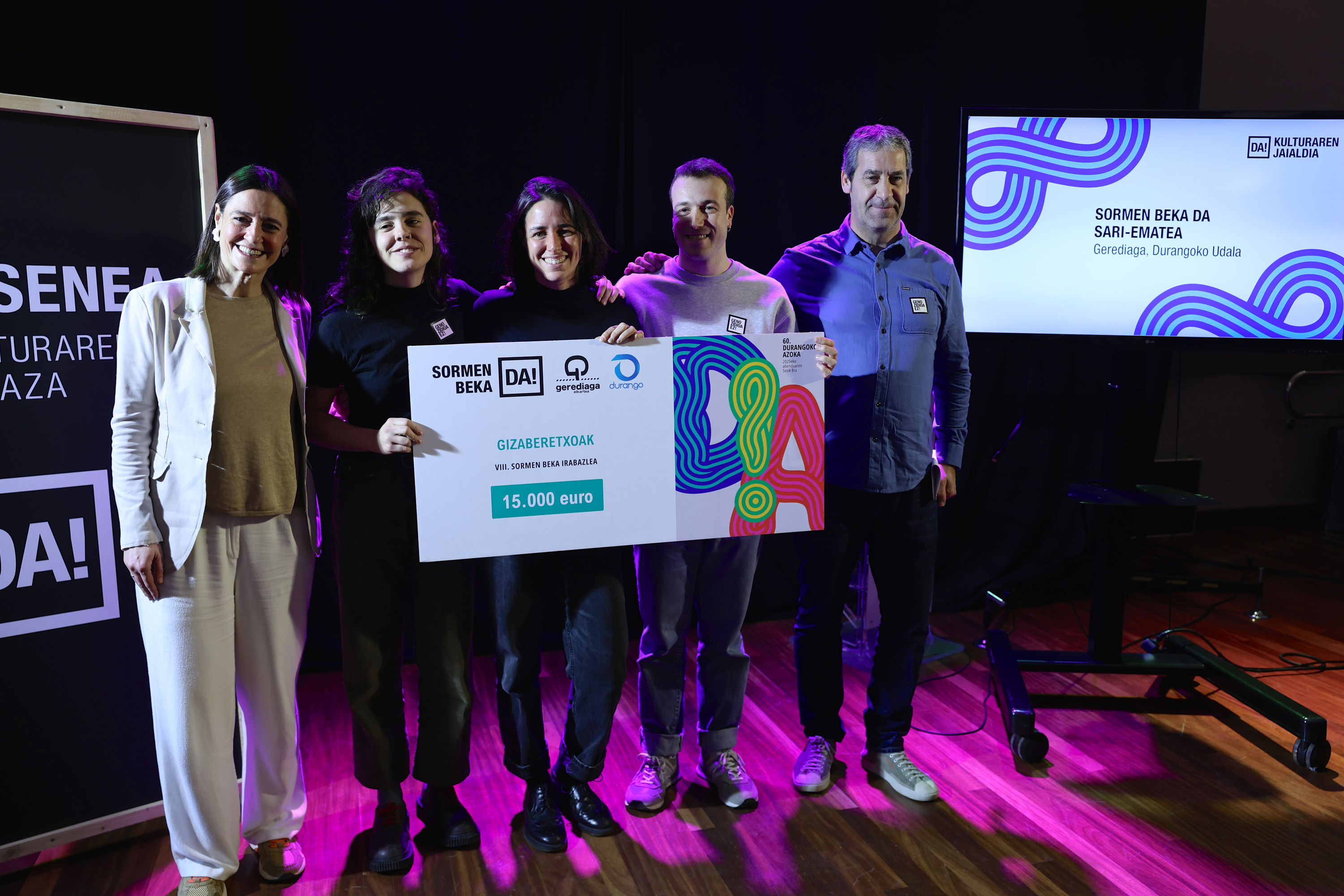 Mireia Elkoroiribe, Ainhoa Olaso, Usue Egia, Mikel Urdangarin eta Gotzon Gomez, gaur, Durangon. OSKAR MATXIN / FOKU