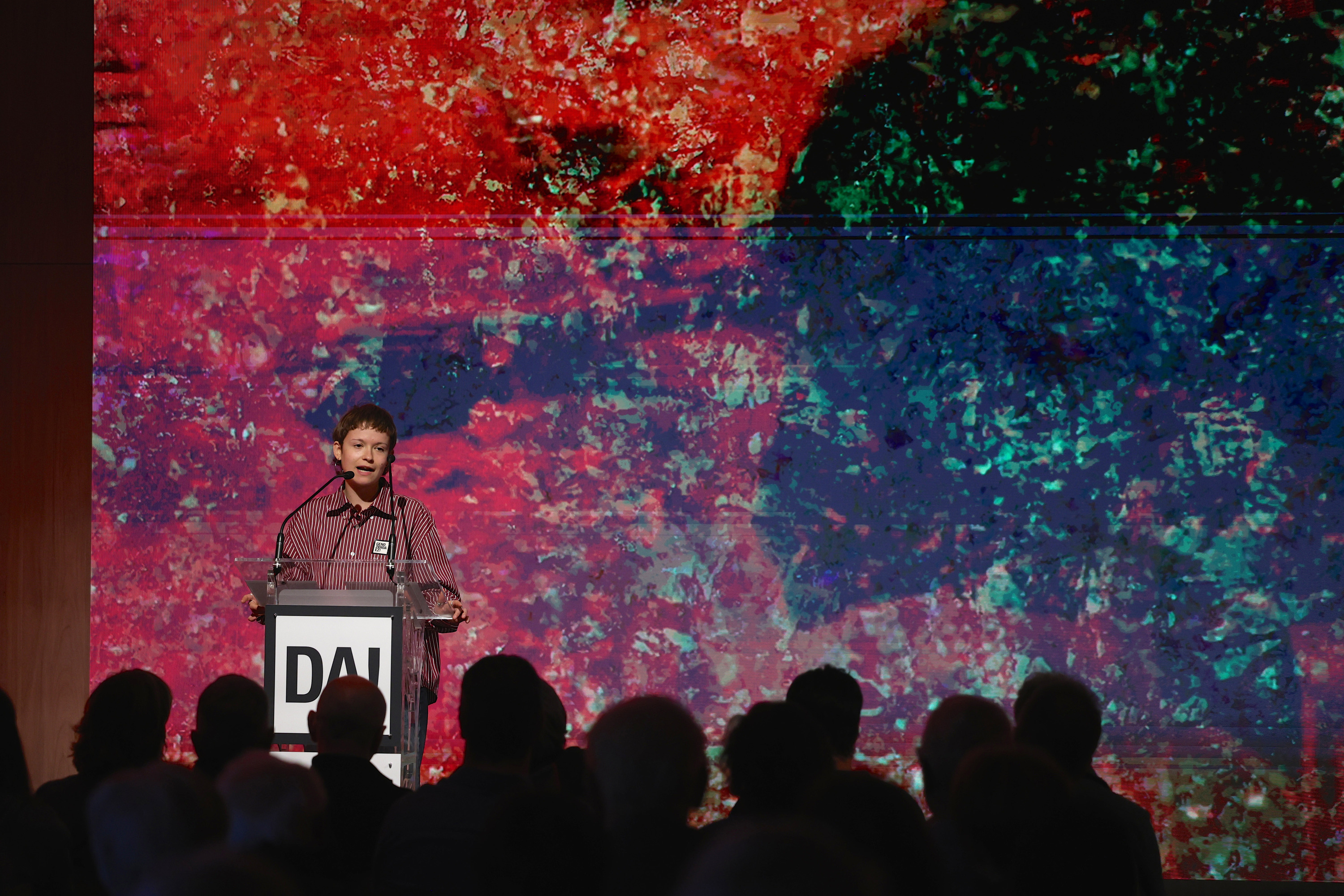 Leire Vargas, Joxe Azurmendiren 'Manifestu atzeratua' poema errezitatzen. OSKAR MATXIN EDESA / FOKU