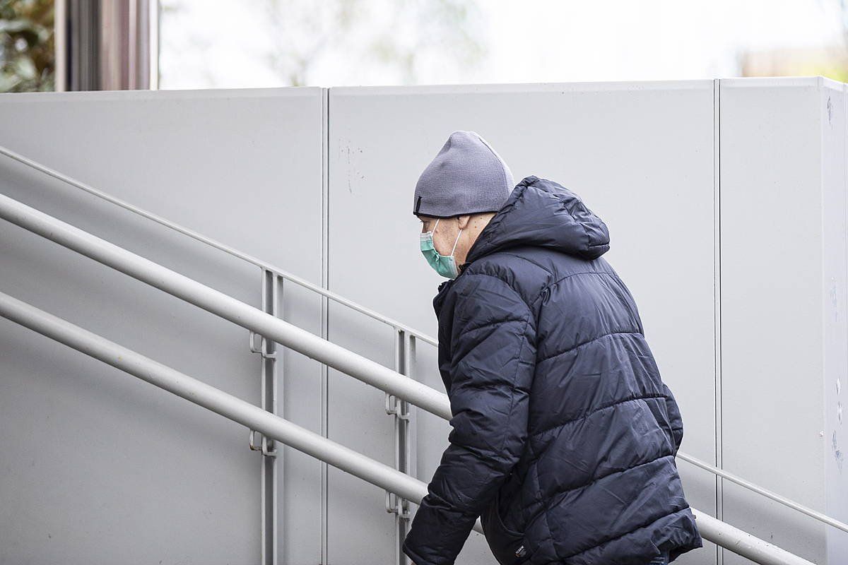 Gizon bat, maskararekin sartzen Gasteizko Txagorritxuko erietxean, gaur. ENDIKA PORTILLO / FOKU