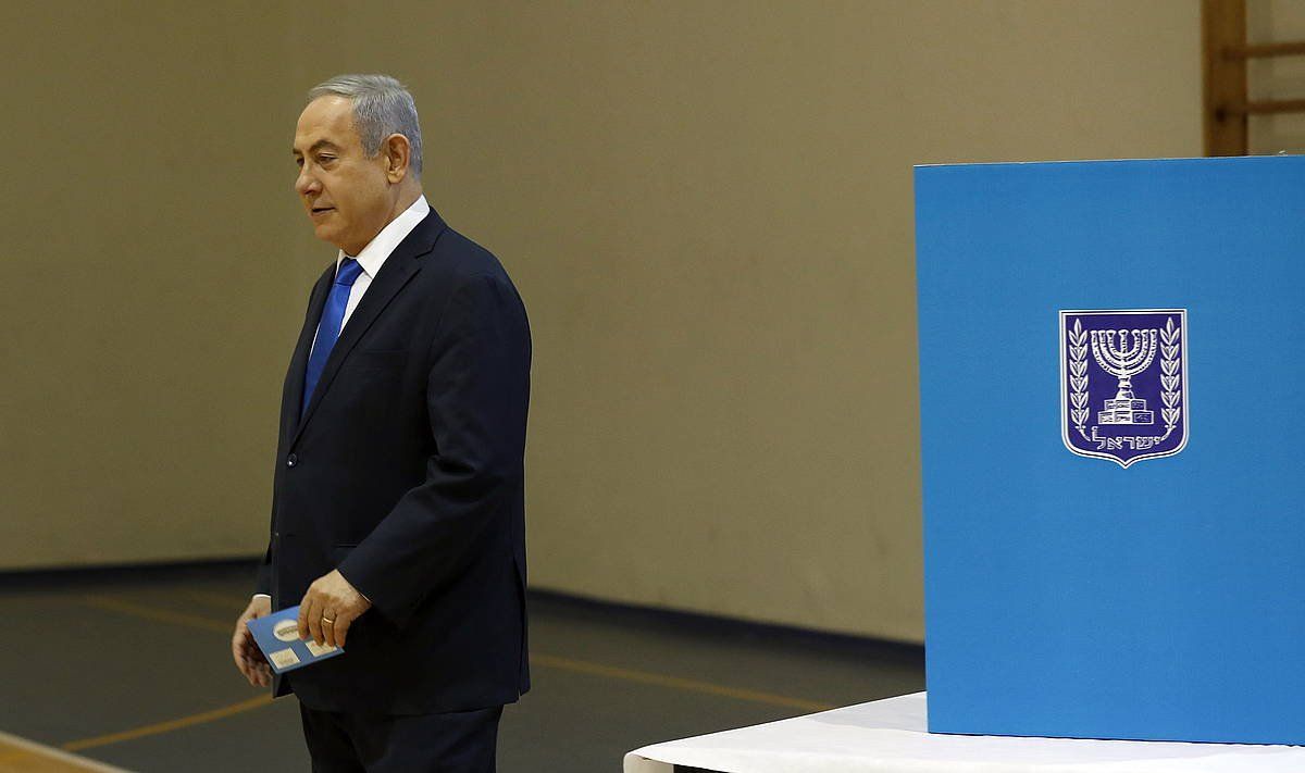 Benjamin Netanyahu, gaur, botoa eman ostean. EFE