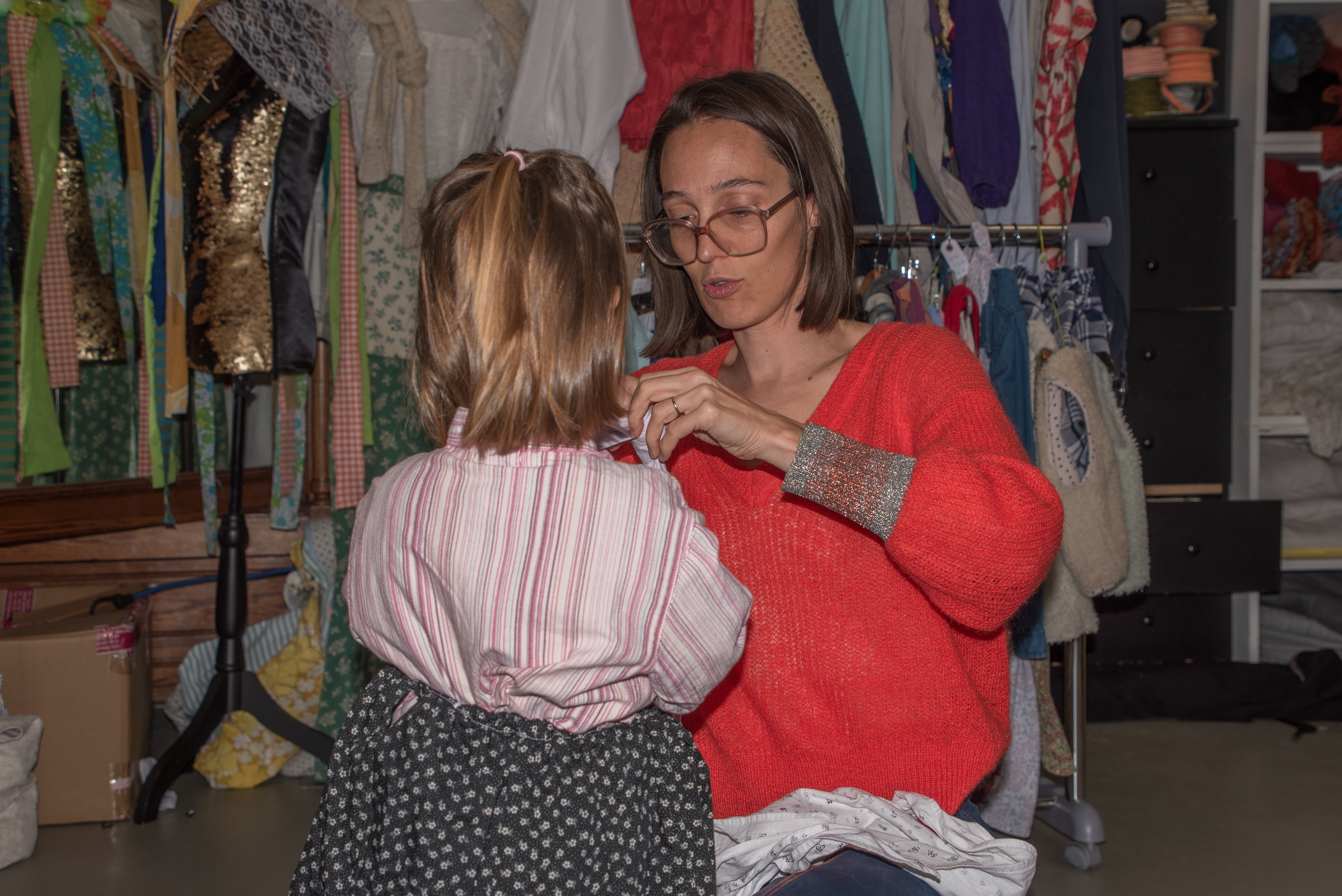 Kimua ikastolako guraso bat, jostun tailerrean, haur batekin. FRANCOIS BERLAND