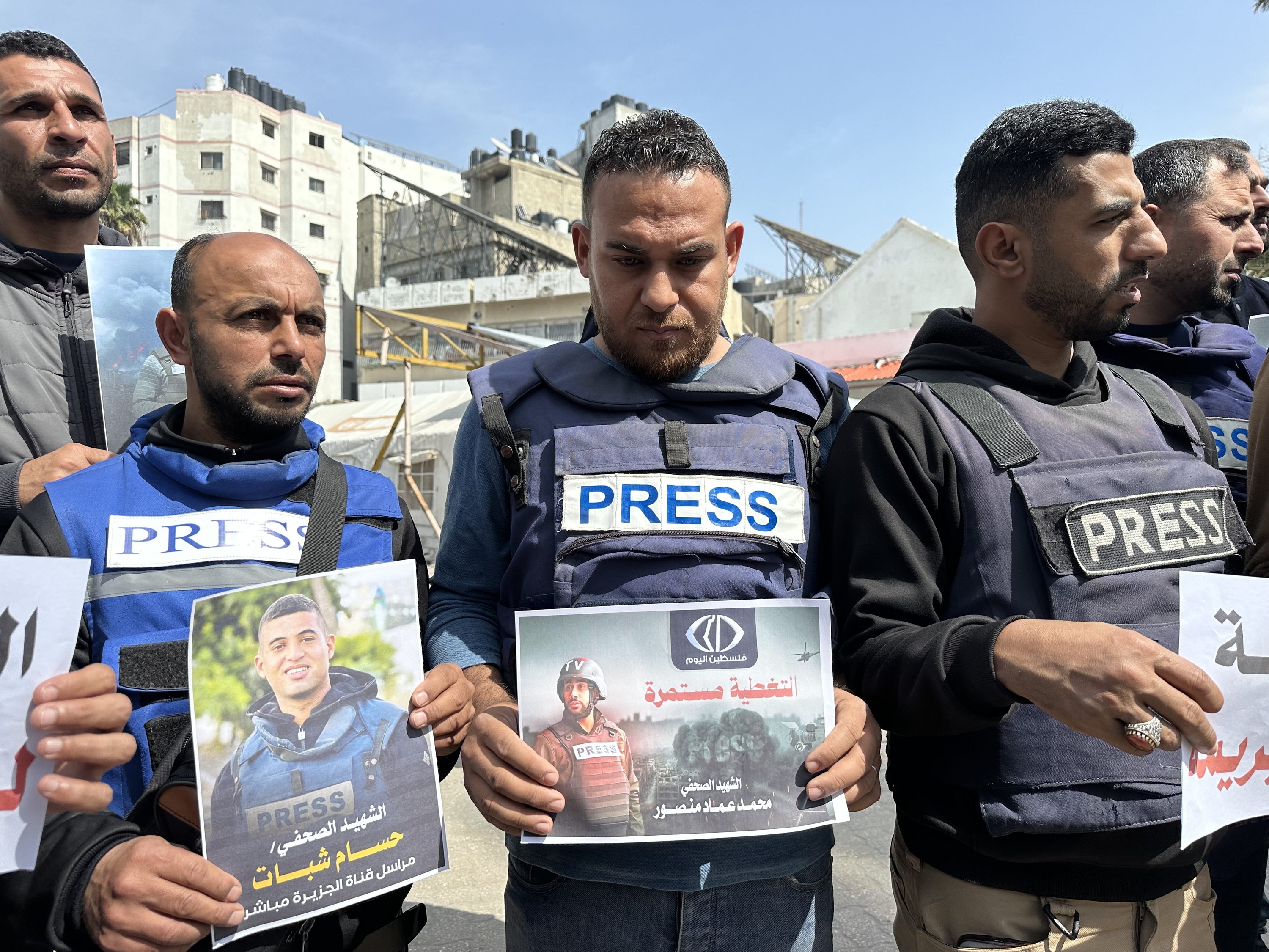 Hossam Shabat kazetaria gogoratzeko protesta, martxoaren 25ean,  Jerusalemen. AHMAD AWAD / EFE