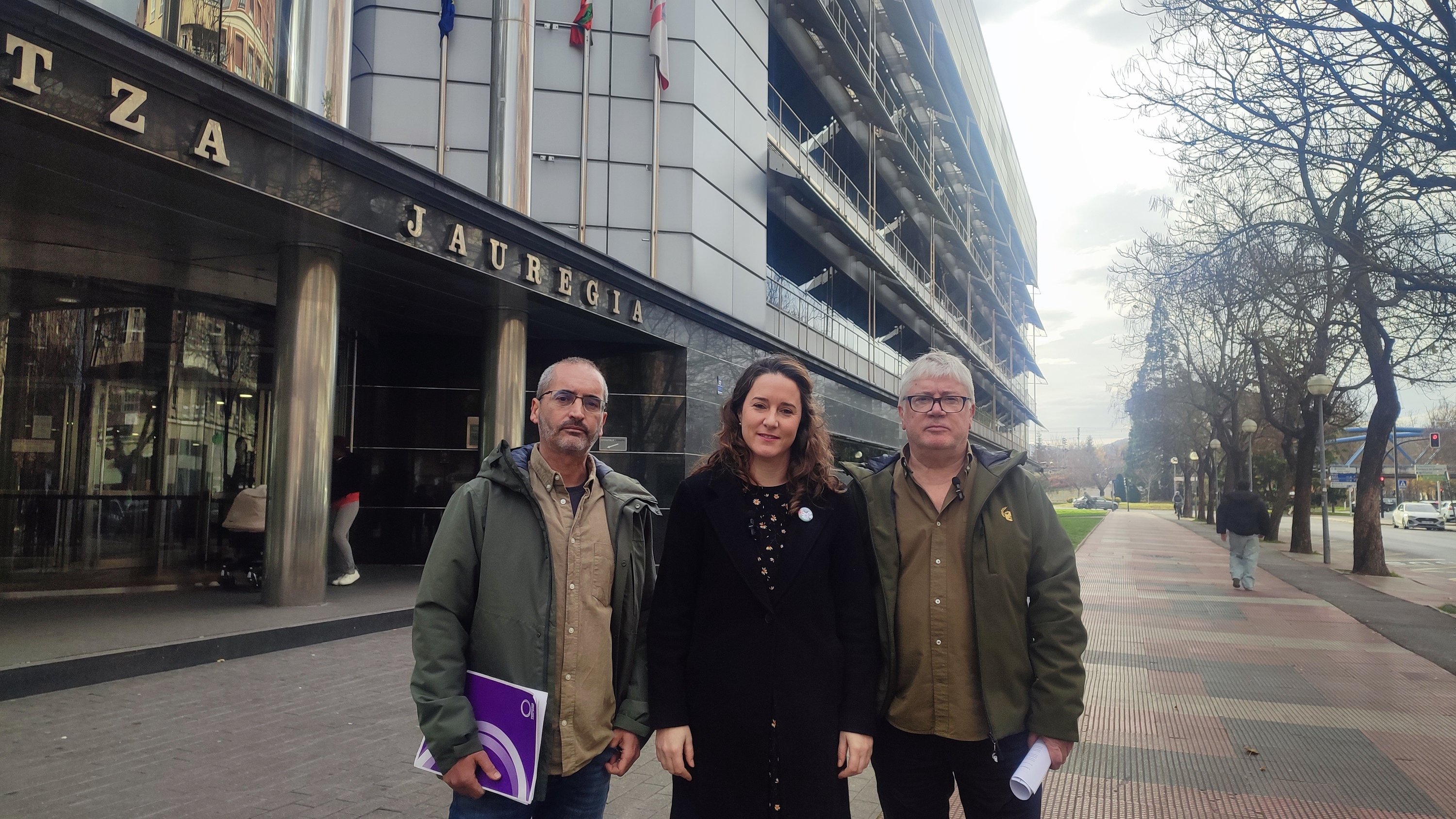 Elkarrekin Arabako kideak salaketak ipini ostean, gaur goizean, Gasteizko epaitegien aurrean. BERRIA Elkarrekin Arabako kideak salaketak ipini ostean, gaur goizean, Gasteizko epaitegien aurrean. BERRIA