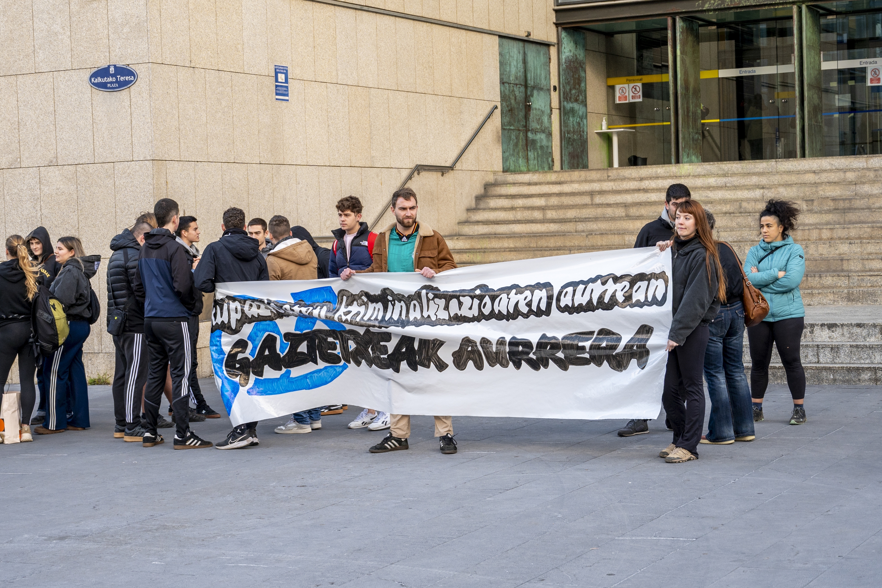 Donostiako Alde Zaharreko Gazte Asanbladak egindako elkarretaratzea, gaur, epaitegien aitzinean. GORKA RUBIO / FOKU