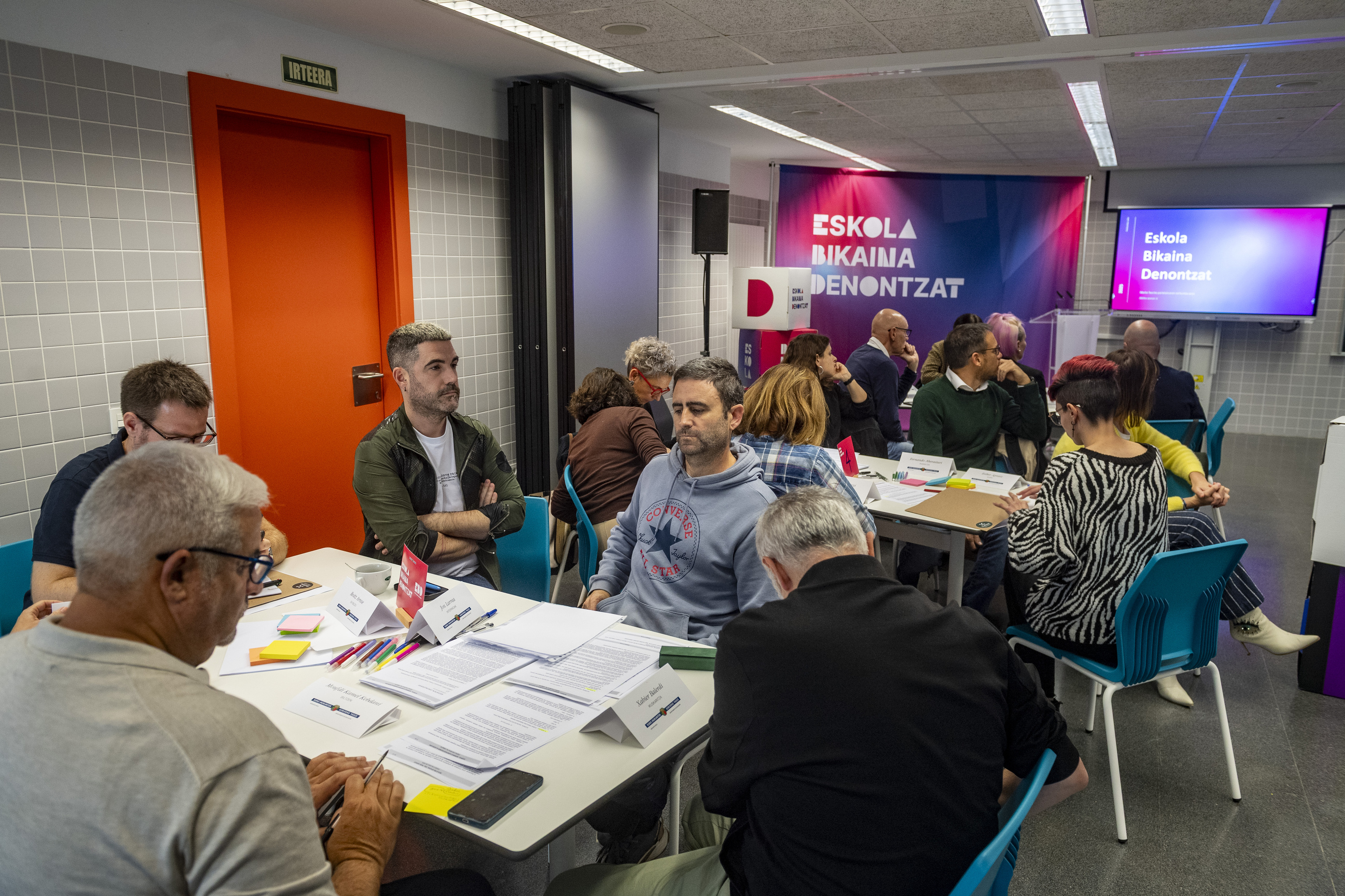 Eskola segregazioaren kontrako ituna lortzeko mahaiaren azken bilera, azaroaren 12an, Azpeitian (Gipuzkoa). JAIZKI FONTANEDA / FOKU