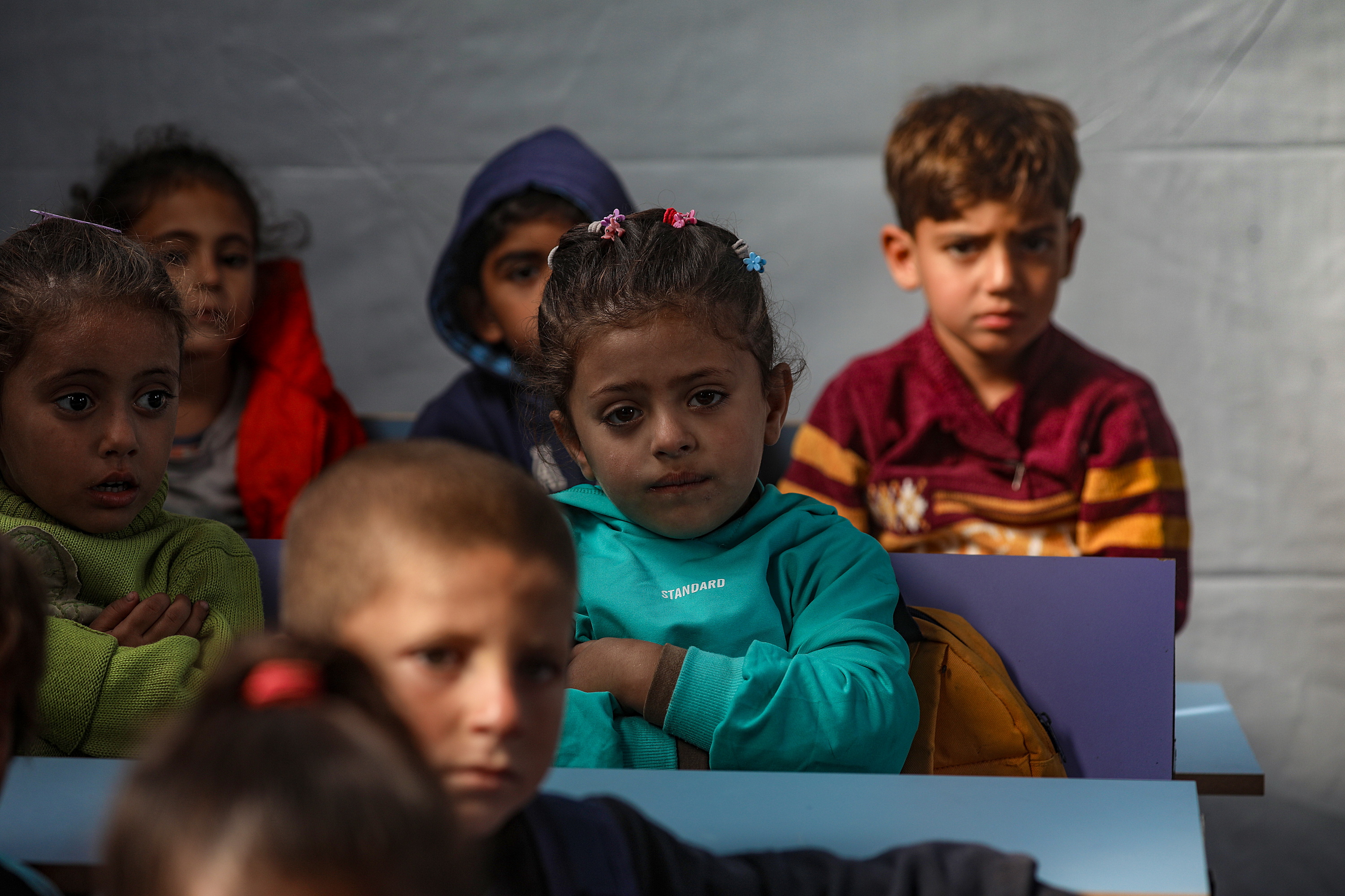 Zenbait ikasle Gaza hiriko Tal al-Hawa auzoan ezarri duten eskola batean, joan den asteartean. MOHAMMED SABER / EFE Zenbait ikasle Gaza hiriko Tal al-Hawa auzoan ezarri duten eskola batean, joan den asteartean. MOHAMMED SABER / EFE