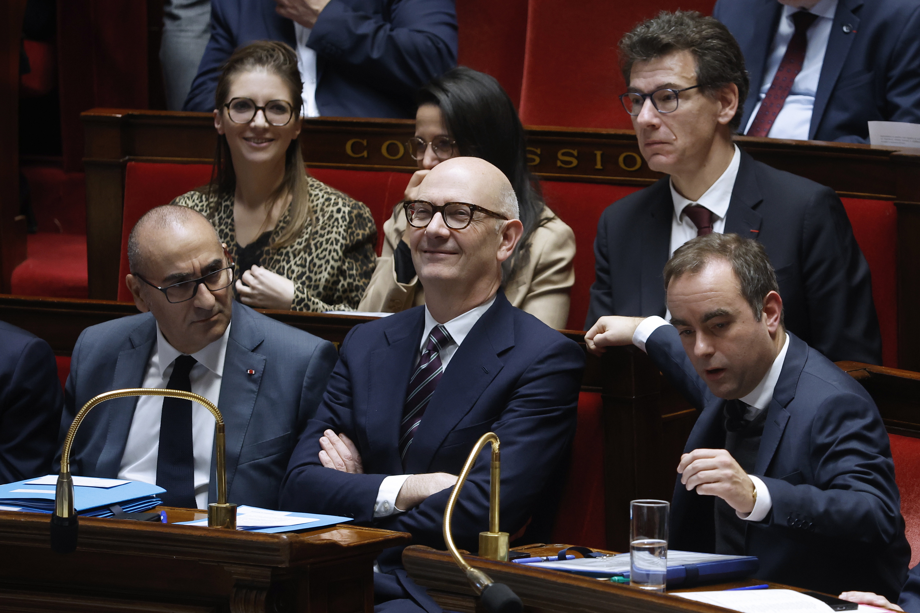 Roland Lescure Ekonomia ministroa (erdian) eta Sebastien Lecornu lehen ministroa (eskuinean), Frantziako Asanblean, gaur. YOAN VALAT / EFE 