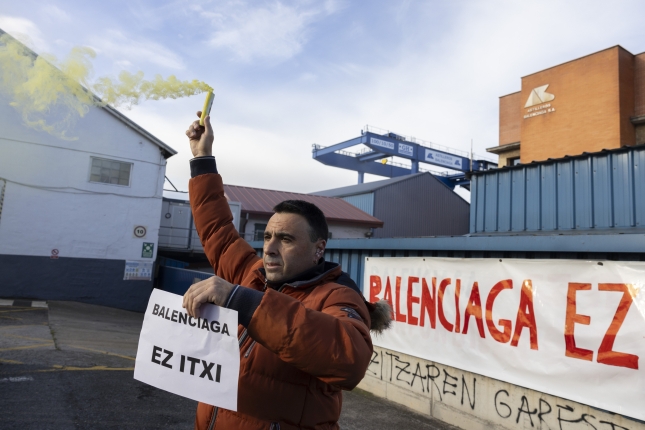 Balenciagako langile bat ontziolaren kanpoaldean protestan, 2024ko abenduaren 13an. JUAN HERRERO / EFE