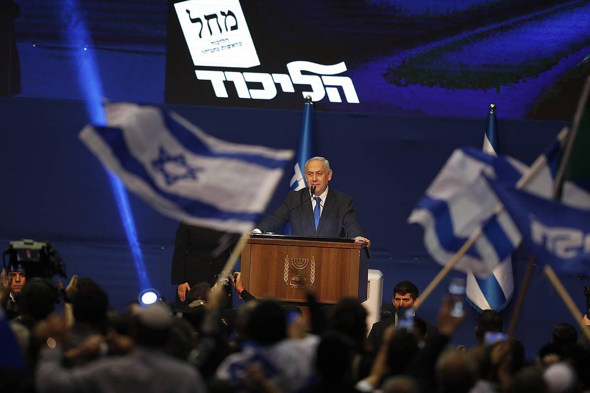 Benjamin Netanyahu Israelgo jarduneko lehen ministroa, parlamenturako hauteskundeen garaipena ospatzen, Likud alderdiko jarraitzaileen aurrean, Tel Aviven. ATEF SAFADI, EFE