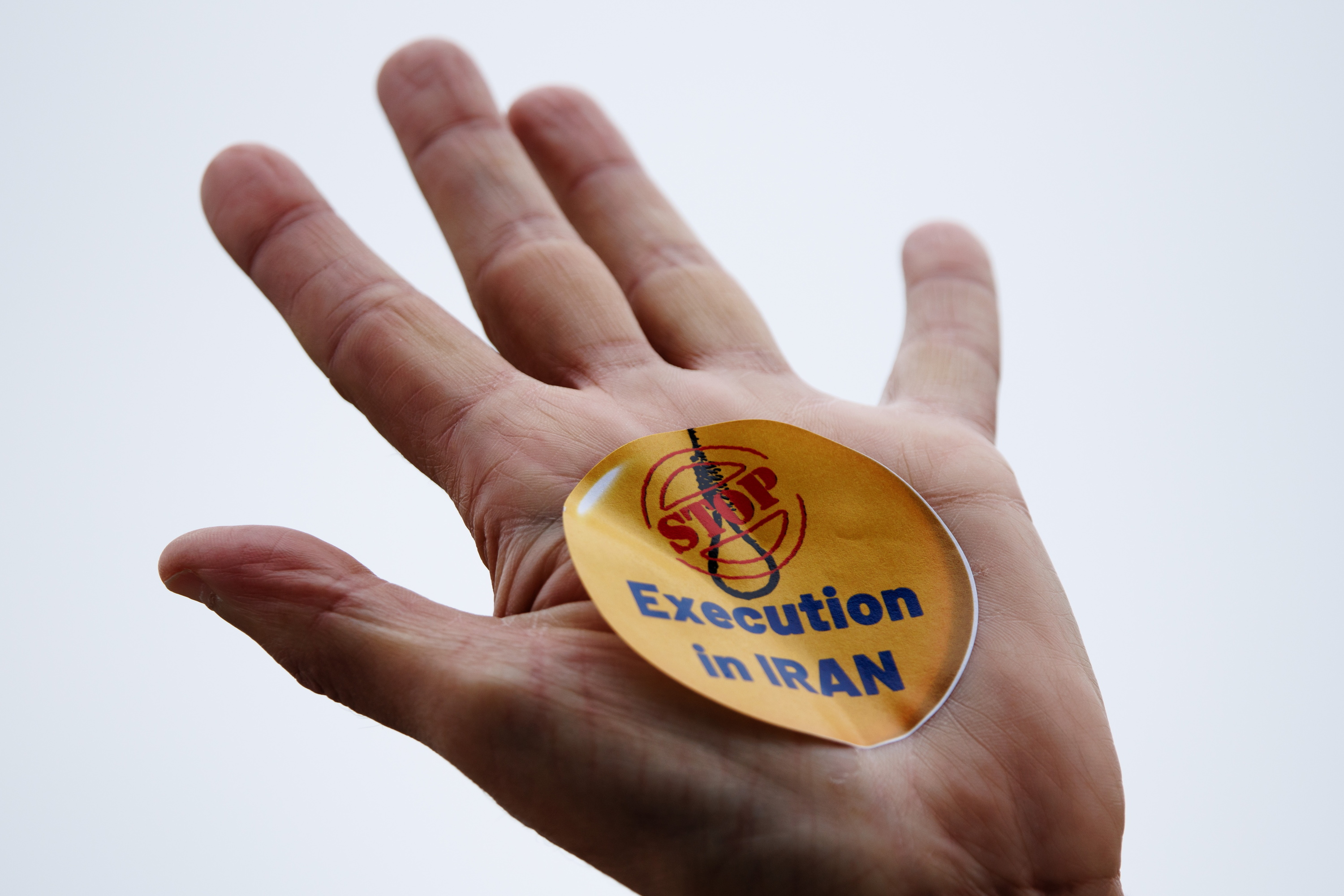 'Exekuziorik ez Iranen' dioten pegatina bat, urrian Berlinen egindako manifestazio batean. CLEMENS BILAN/EFE