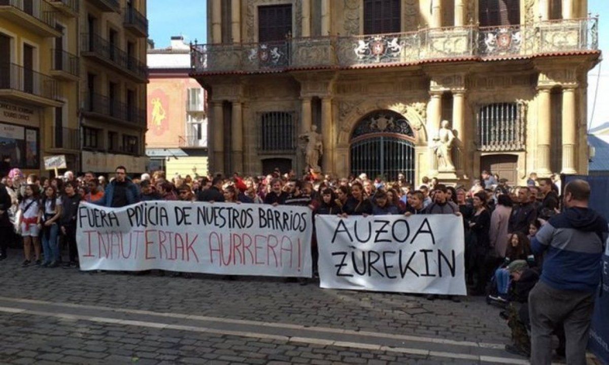 300 bat lagun, Iruñeko Udaletxe plazan, Espainiako Poliziaren jokabidea salatzeko.