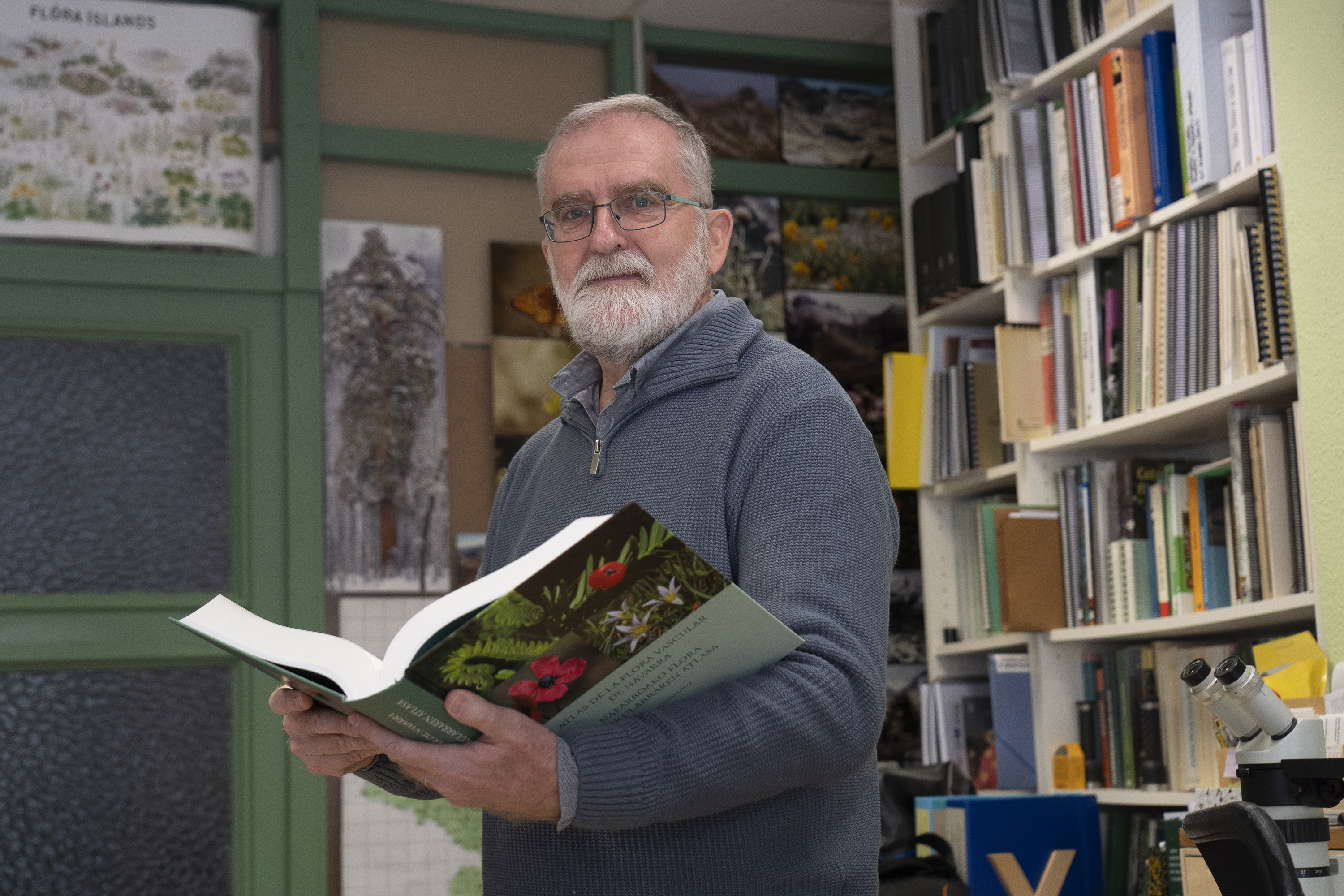 Mikel Lorda botanikaria, Iruñeko bere bulegoan, abenduaren 8an. IÑIGO URIZ / FOKU