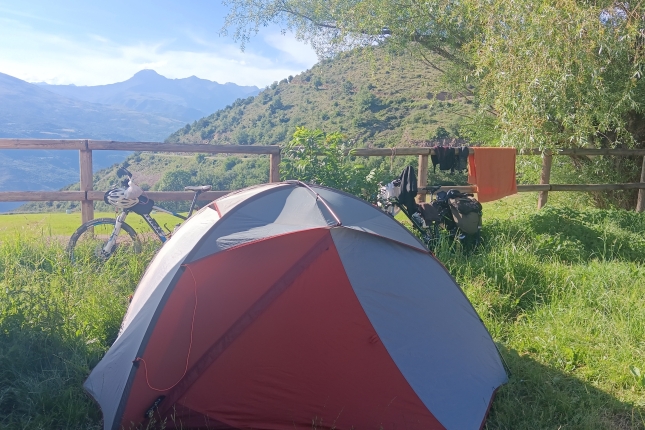 Vilamurren gaua pasatzeko prest, mendiak zaindari. GARAZI ZABALETA URKIOLA-MARTA BARBA GASSO