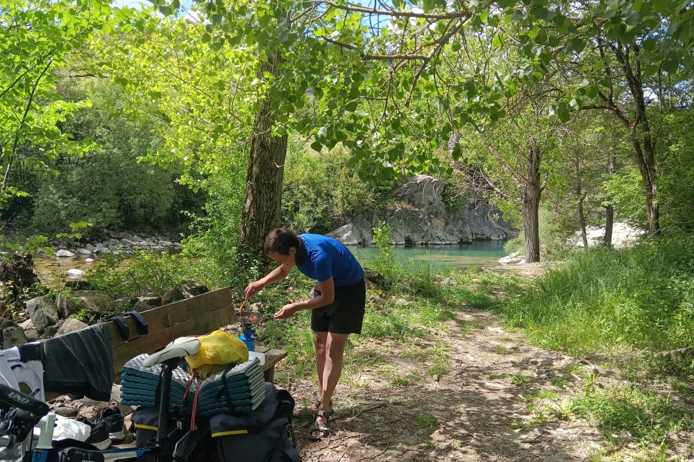 (ID_17653607739465) Kanpin-gasarekin otordu goxoa prestatzen, Ansoko putzuan.