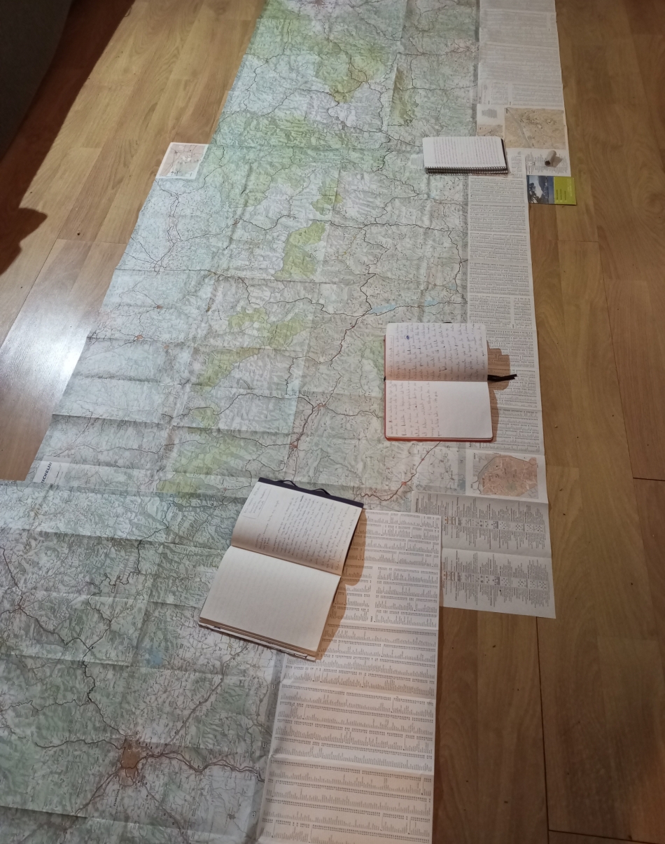 (ID_17653595685335) Bidaiaren trazua mapetan markatuta, eta egunerokoak, kronika osa