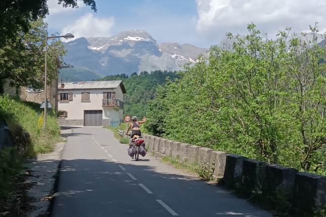 (ID_17653594939285) Aragoiko Yesero herrira iristen, eguerdiko bero betean malda gog