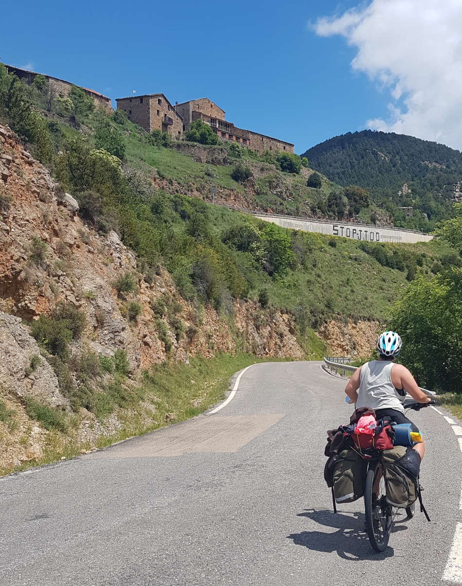 (ID_17653594446855) Adraen herriaren azpian, neguko olinpiar jokoen kontrako pintake