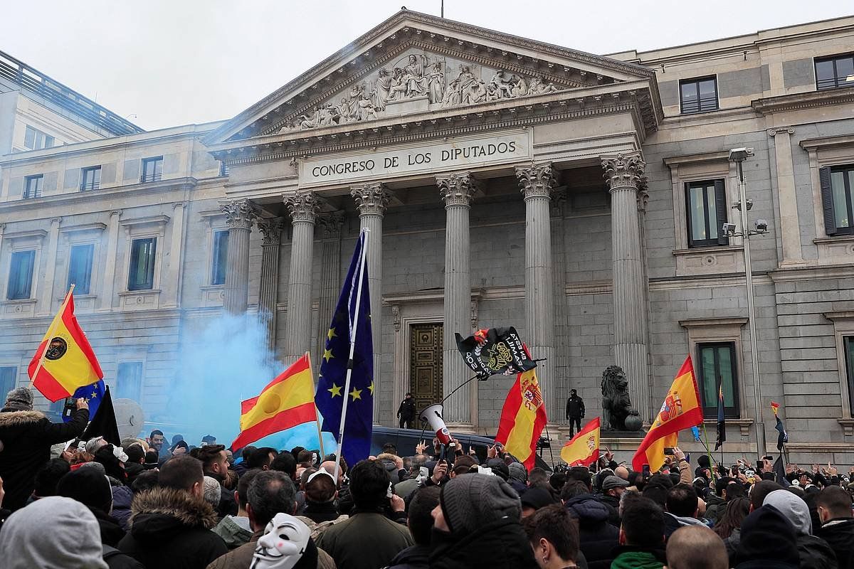 JUsapol elkarteko poliziak, gaur,Madrilgo Kongresuaen aurrean eginiko manifestazioan. FERNANDO ALVARADO / EFE