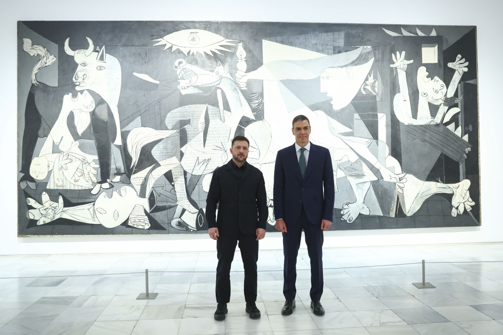 Volodimir Zelenski eta Pedro Sanchez Picassoren 'Guernica' koadroaren aurrean