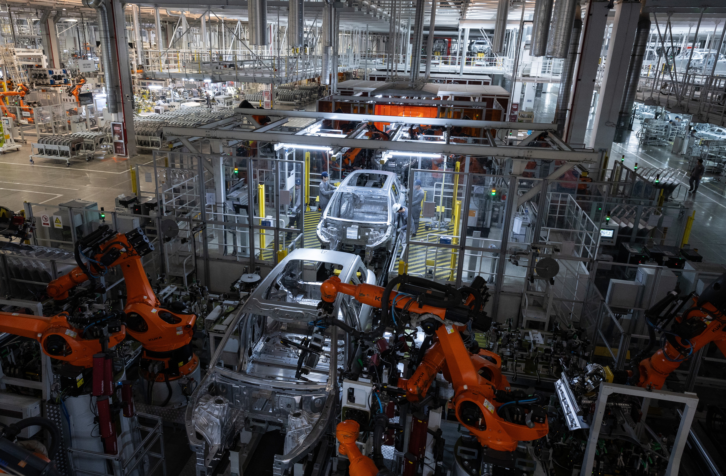 Nio markako autoen lantegi bat Hefein, Txinan. Gainean, bisitarientzako pasarelak. JESSICA LEE / EFE