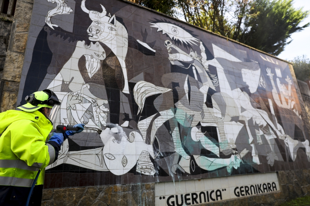 'Gernika' koadroaren pintaketak garbitzen