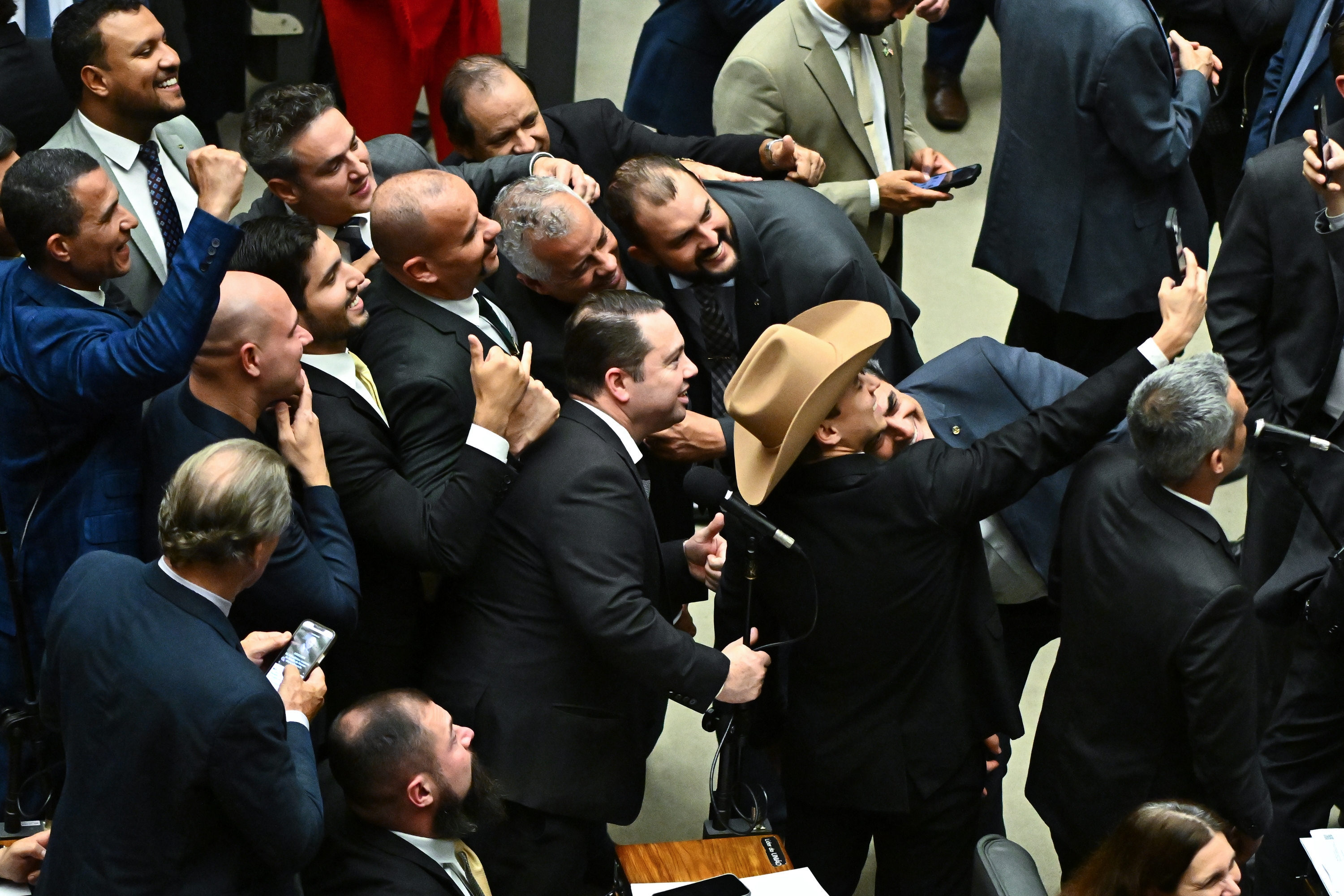 Brasilgo diputatu batzuk gaur goizean, lege proiektuaren bozketaren emaitza ospatzen. ANDRE BORGES / EFE