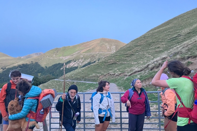 Motxilak hartu eta elkar agurtzeko unea iritsi da. JOANES BASURTO MERINO