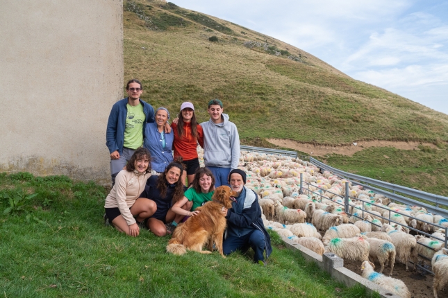Artalde osoarekin argazkia, bordaren bazterrean. JOANES BASURTO MERINO
