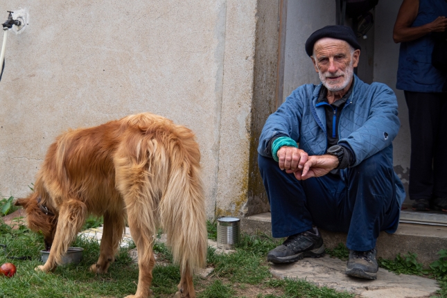 Txiki eta Popol, bordako sarreran; itzuli dira biak ardiak batzetik. JOANES BASURTO MERINO