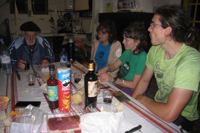 Popol mahaiburu dugula, bordan. Euskarabenturako zein Baxoa euskaraz-eko elastikoak bistan ditugu. JOANES BASURTO MERINO