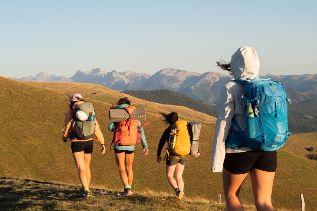 Sei lagunak Larrainetik abiatu berritan, motxilak bizkarrean hartuta. JOANES BASURTO MERINO