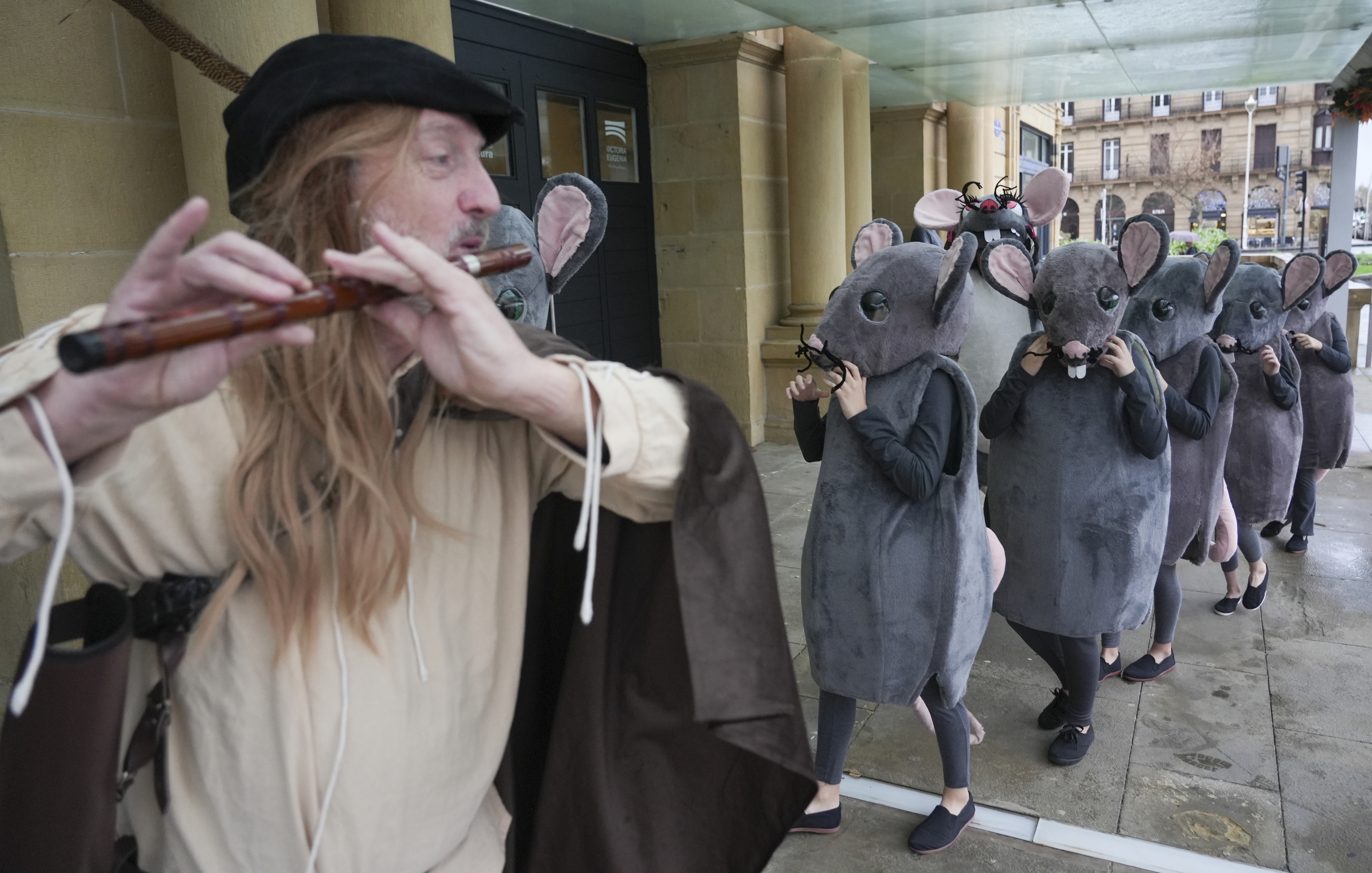 'Hamelingo txirularia' operetako antzezleak, Viktoria Eugenian egindako agerraldian. JAGOBA MANTEROLA / FOKU