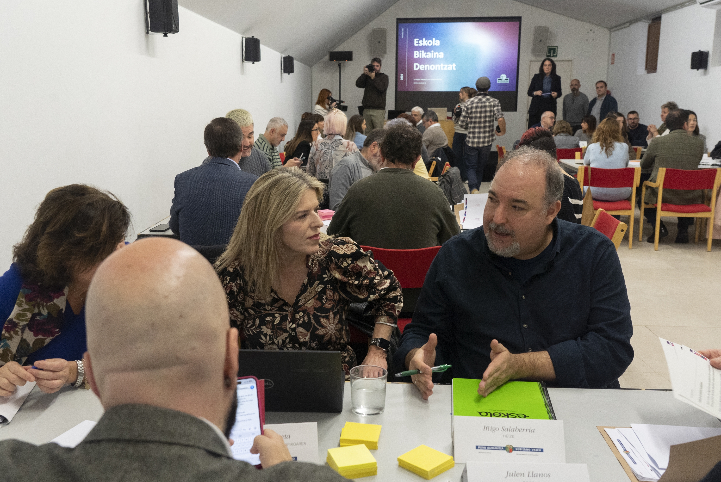 Eskola segregazioaren aurkako ituna lortzeko mahaiaren laugarren bilera, gaur, Gasteizen. RAUL BOGAJO / FOKU