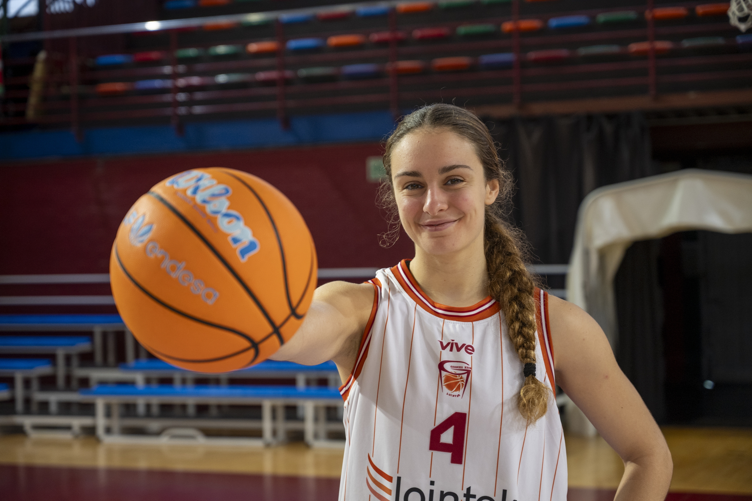 Esther Matarranz Gernikako Jokalaria, baloia eskuan duela. GORKA RUBIO / FOKU Esther Matarranz Gernikako Jokalaria, baloia eskuan duela. GORKA RUBIO / FOKU