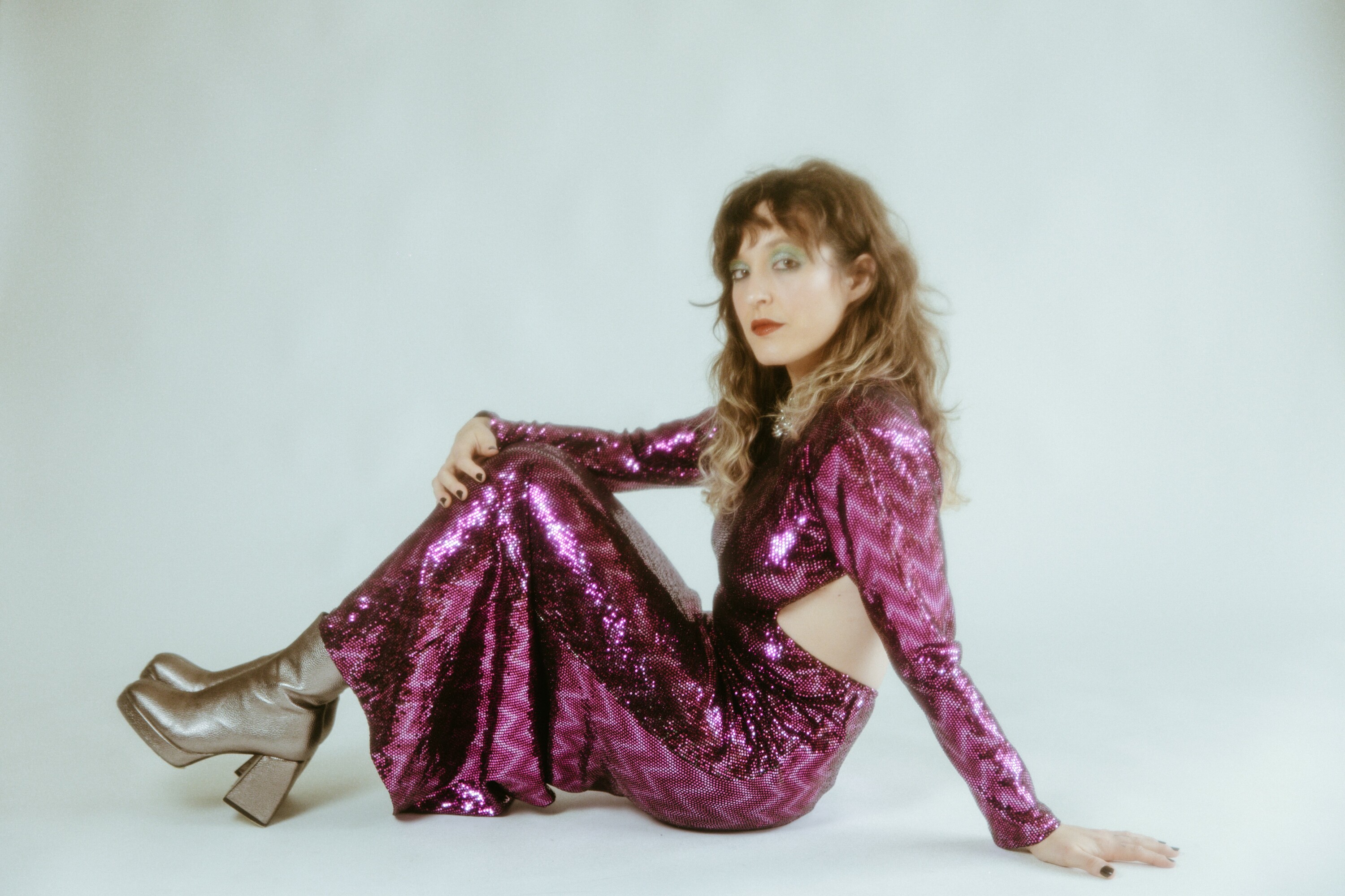 Lide Hernando musikariaren bakarkako proiektua da Bele, eta bigarren diskoa atera du: 'Muturrez zerura'. IRATXE ETXEANDIA Lide Hernando musikariaren bakarkako proiektua da Bele, eta bigarren diskoa atera du: 'Muturrez zerura'. IRATXE ETXEANDIA