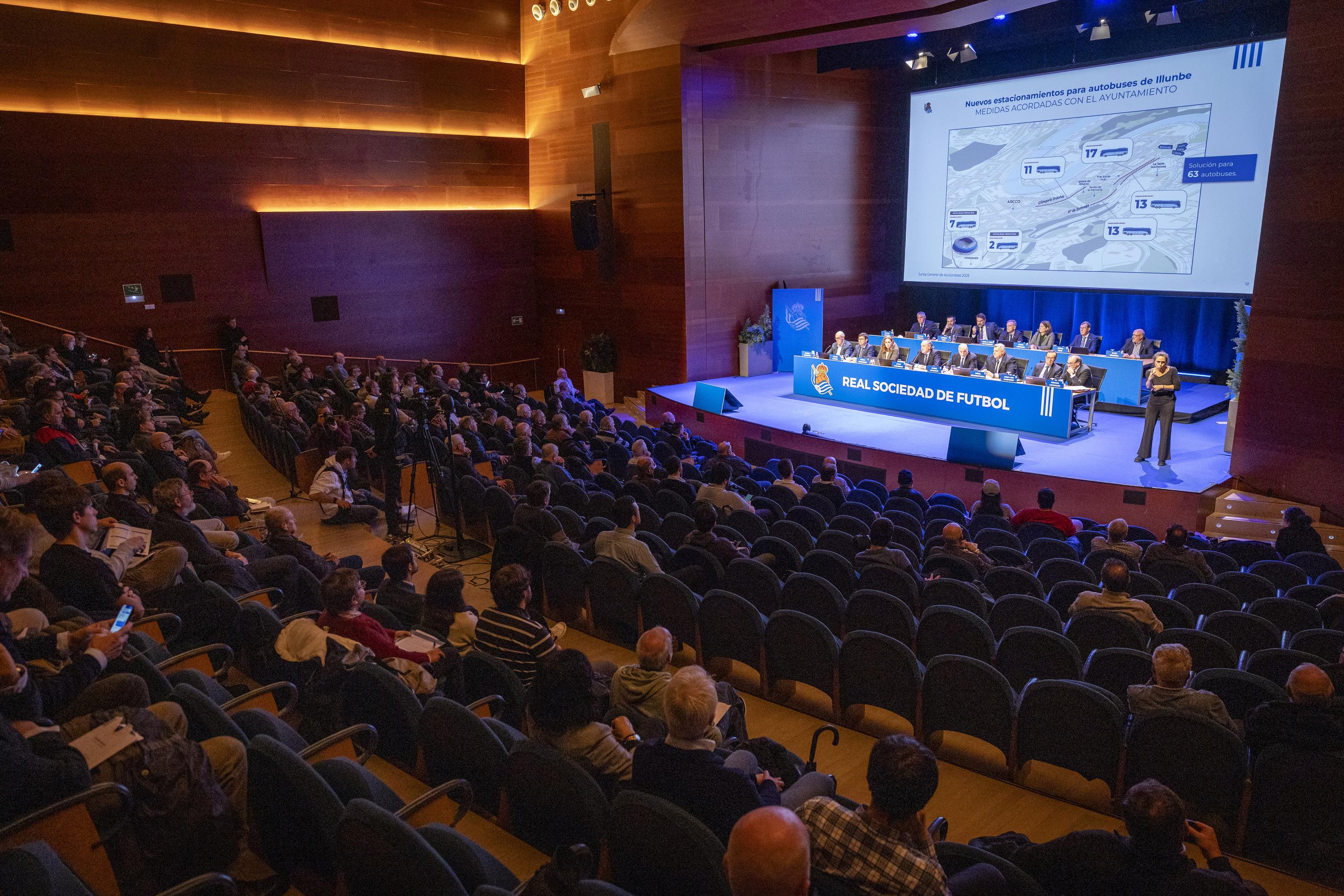 Realak gaur egindako akziodunen ohiko batzarreko irudi bat. JAVIER ETXEZARRETA / EFE