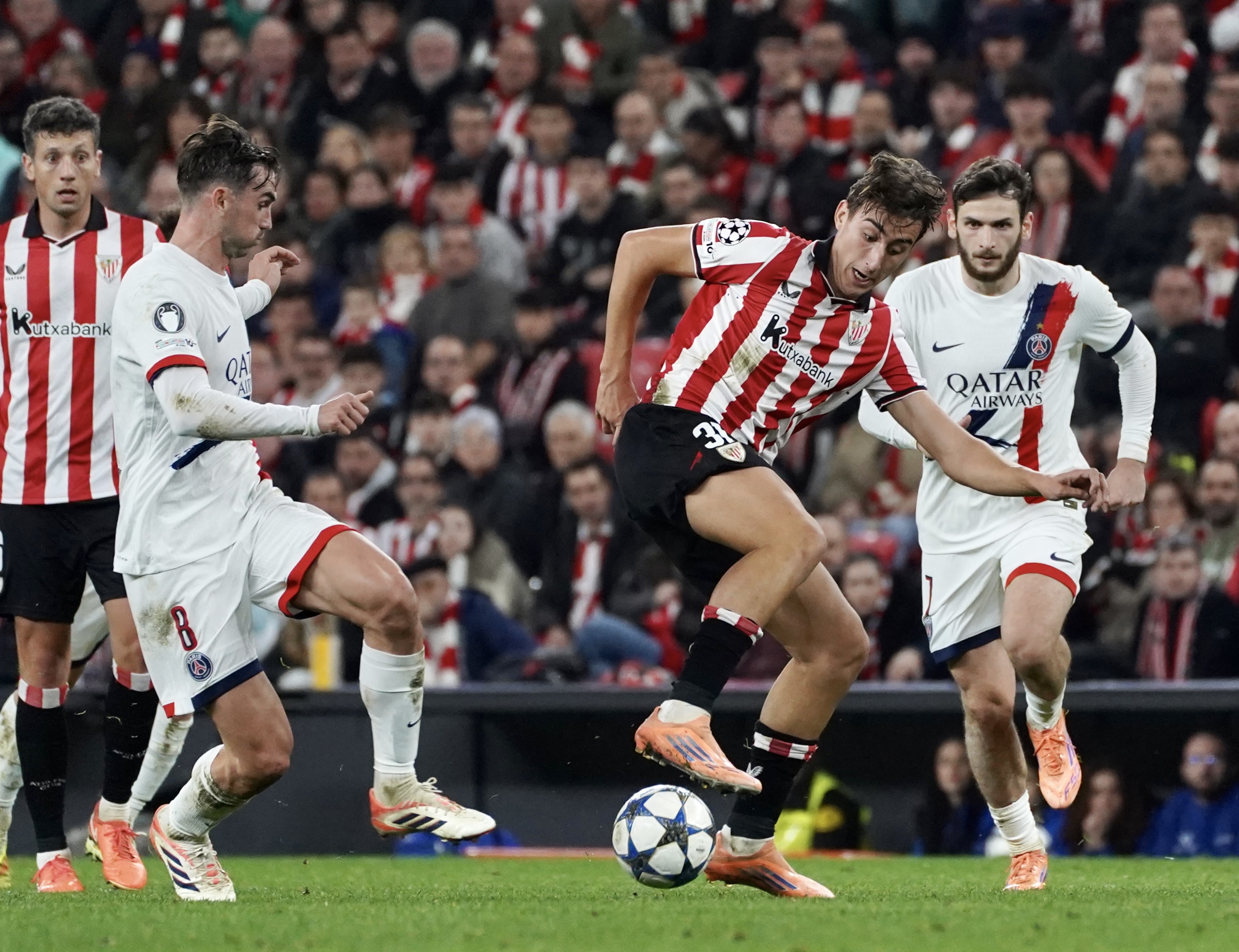 Athleticeko eta PSGko jokalariak lehia betean. MONIKA DEL VALLE / FOKU