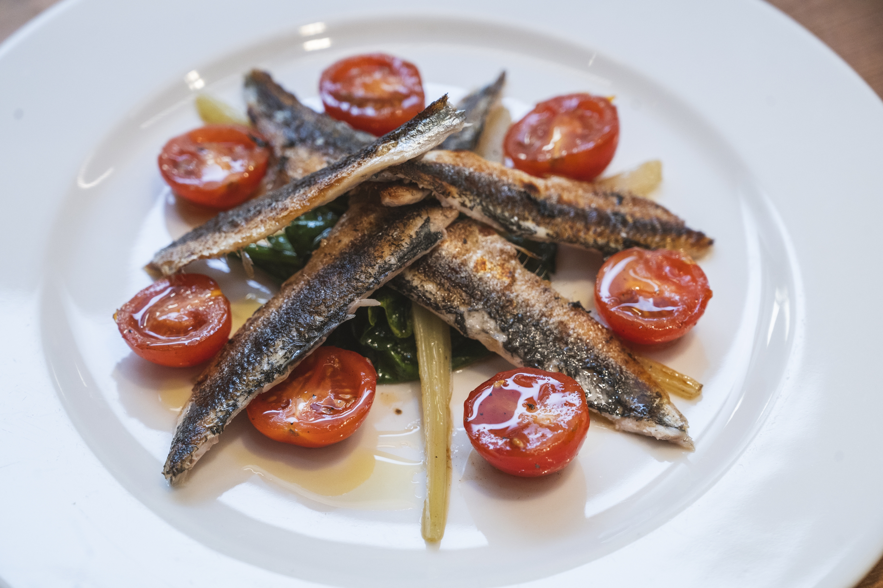 Aurkezpenerako, antxoak, ziazerbak eta penkak erdian, eta tomateak inguruan. IKER MARKINEZ