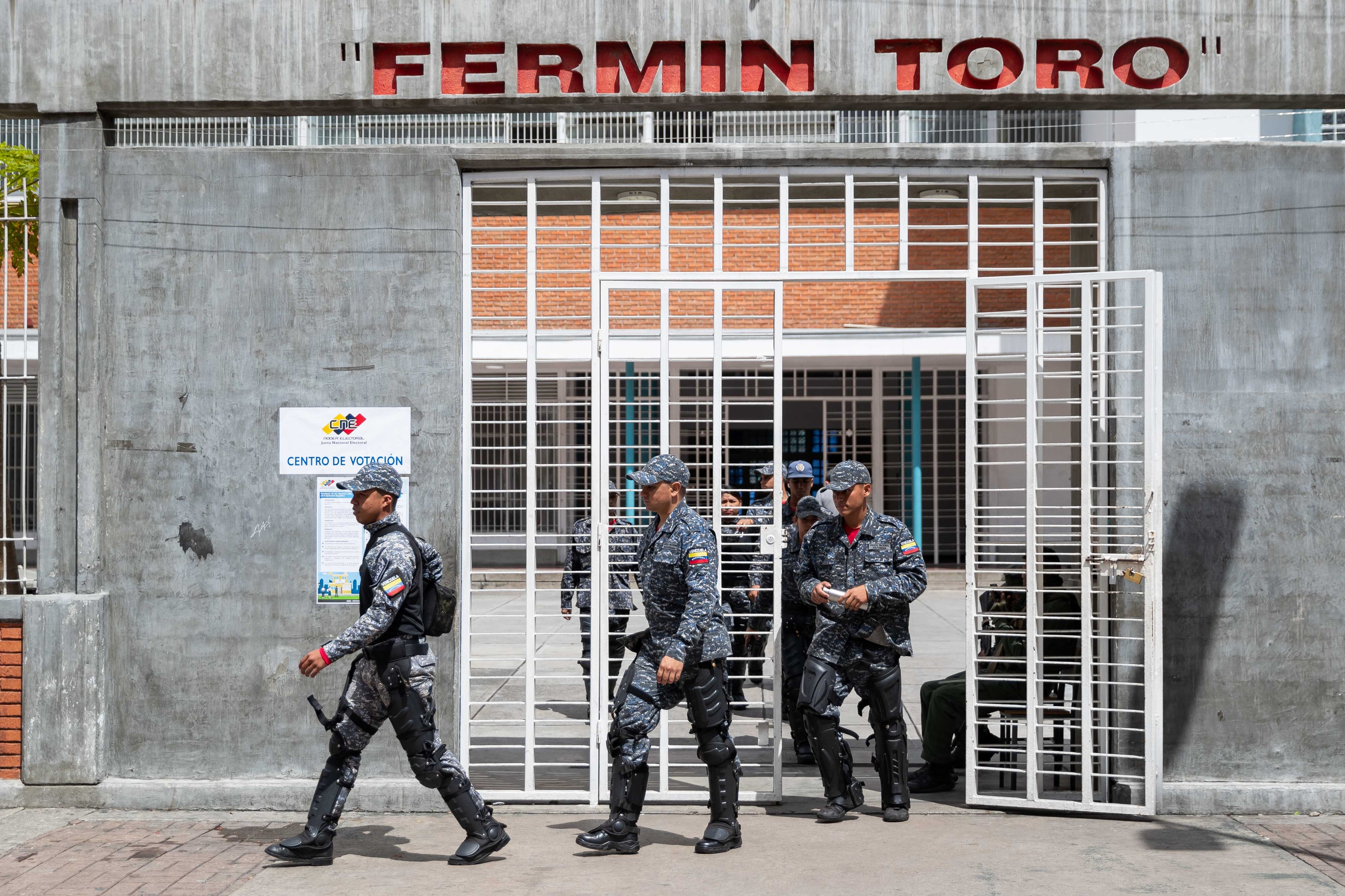 Guardia Nazional Bolivartarreko kide batzuk Caracasen, joan den maiatzaren 10ean. RONALD PENA / EFE