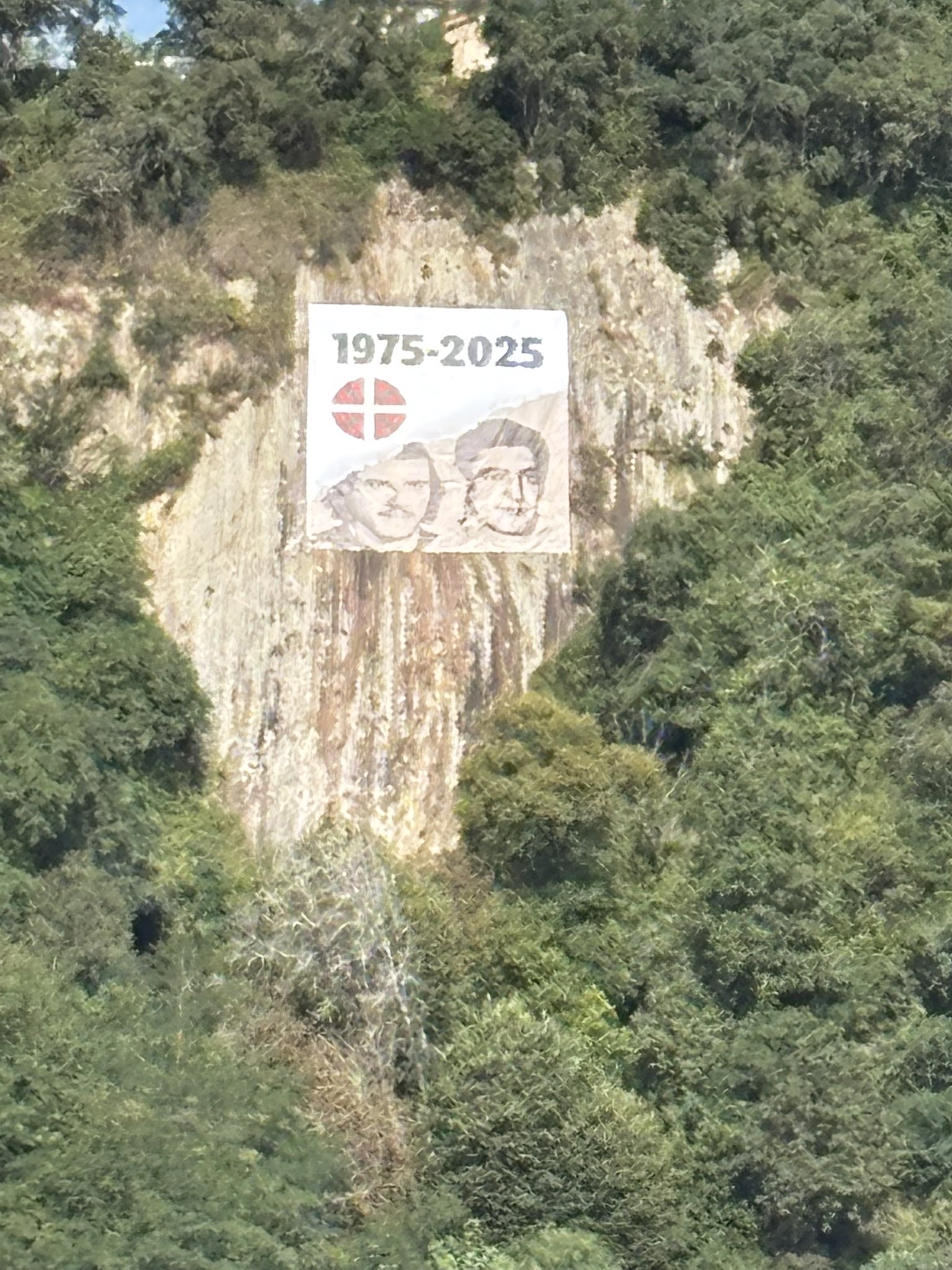 Txiki eta Otaegi oroitzeko olana eskegi zuten Zarauzko Santa Barbara mendian udan. Kenduarazi egin zuen udalak. BERRIA