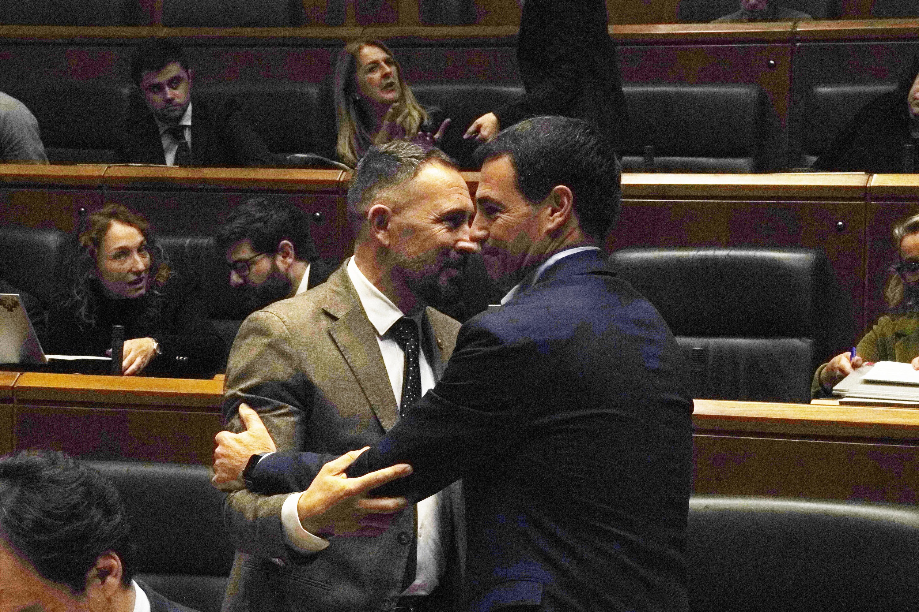 Denis Itxaso Eusko Jaurlaritzaren Etxebizitzako sailburua eta Imanol Pradales lehendakaria gaur, Eusko Legebiltzarrean. EUSKO LEGEBILTZARRA