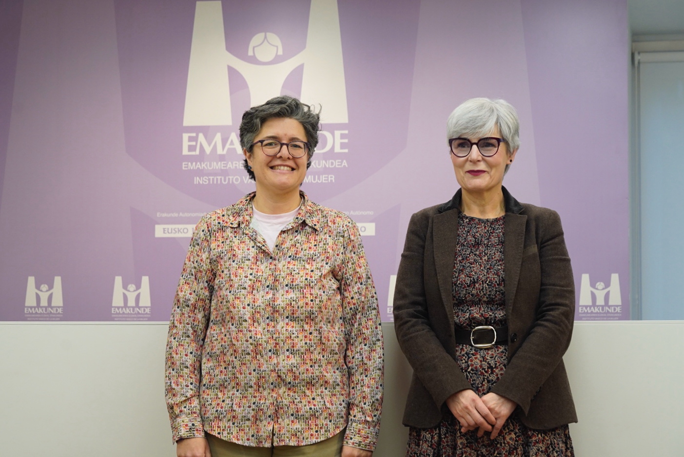 Mentxu Ramilo Araujo, 2025eko Emakunde sariaduna, eta Miren Elgarresta, Emakundeko zuzendaria, gaurko agerraldian, Gasteizen. RAUL BOGAJO / FOKU