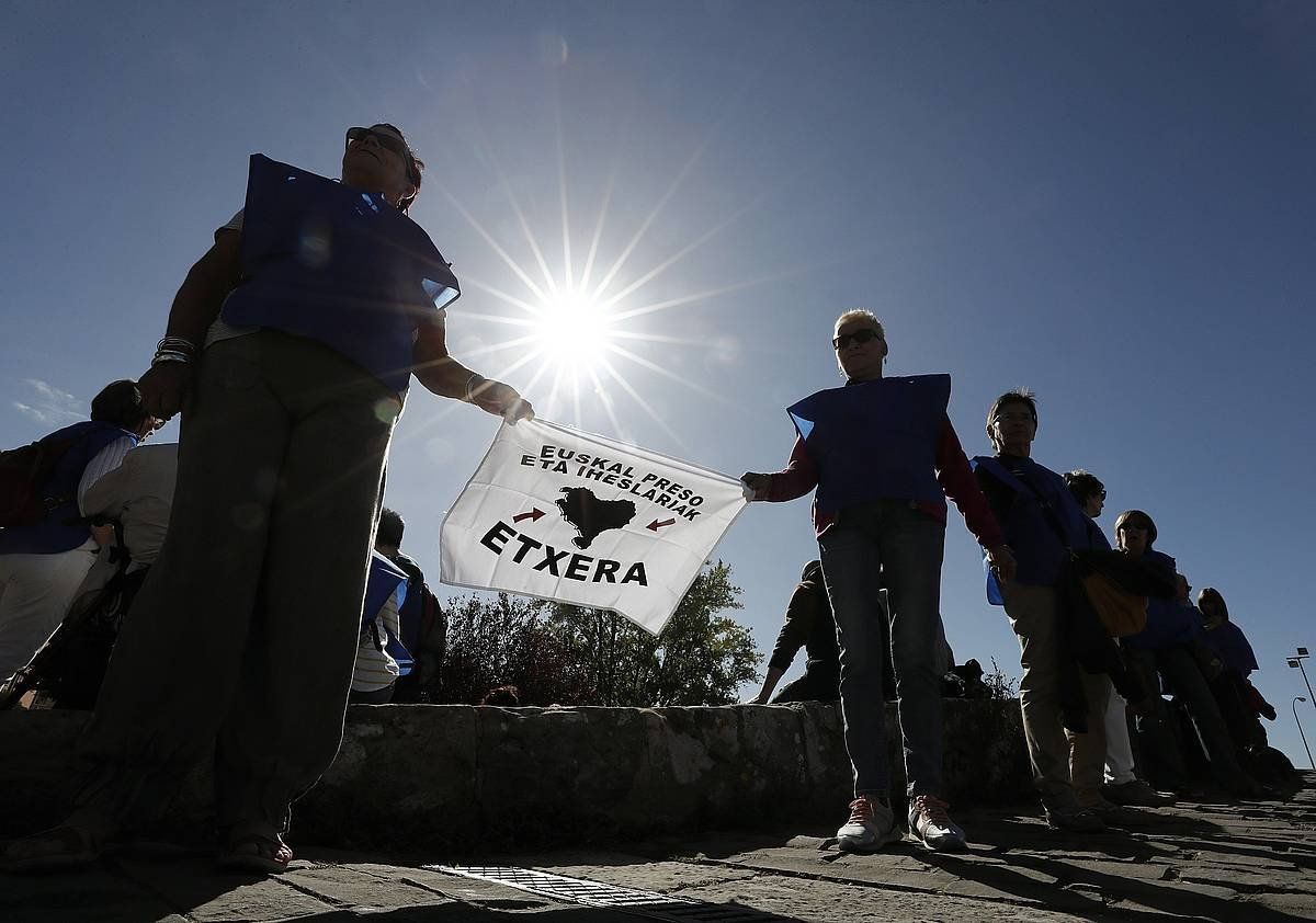 Euskal presoen eskubideen aldeko ekinbide bat, iazko urrian, Iruñean. JESUS DIGES / EFE