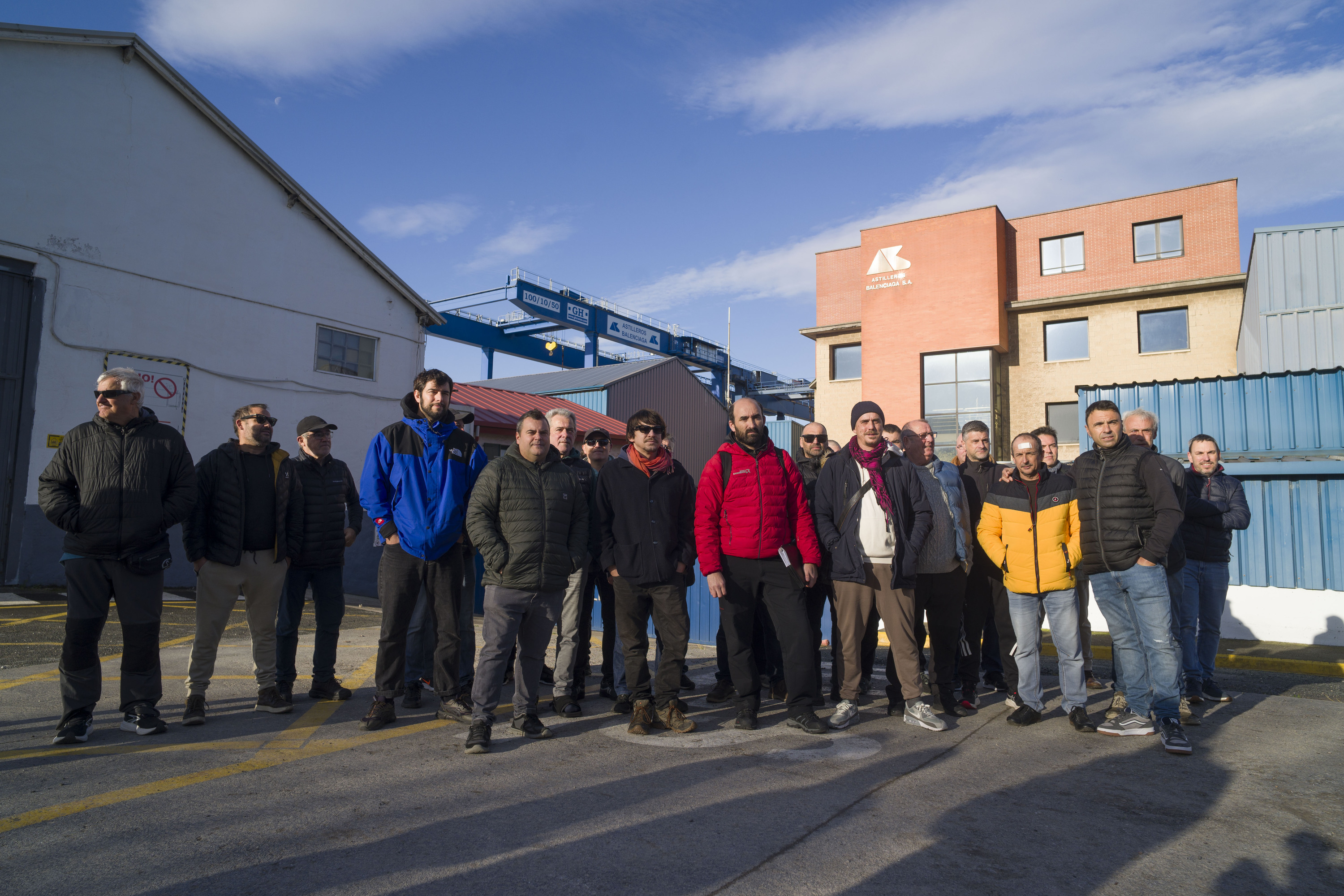Balenciagako langileak, gaur, ontziolaren atarian. JON URBE / FOKU