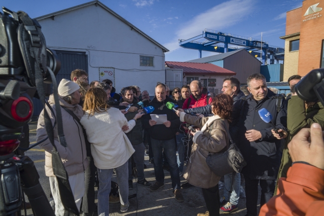 Beloki eta Tejera langile batzordearen oharra irakurtzen, gaur, Zumaian. JON URBE / FOKU Beloki eta Tejera langile batzordearen oharra irakurtzen, gaur, Zumaian. JON URBE / FOKU
