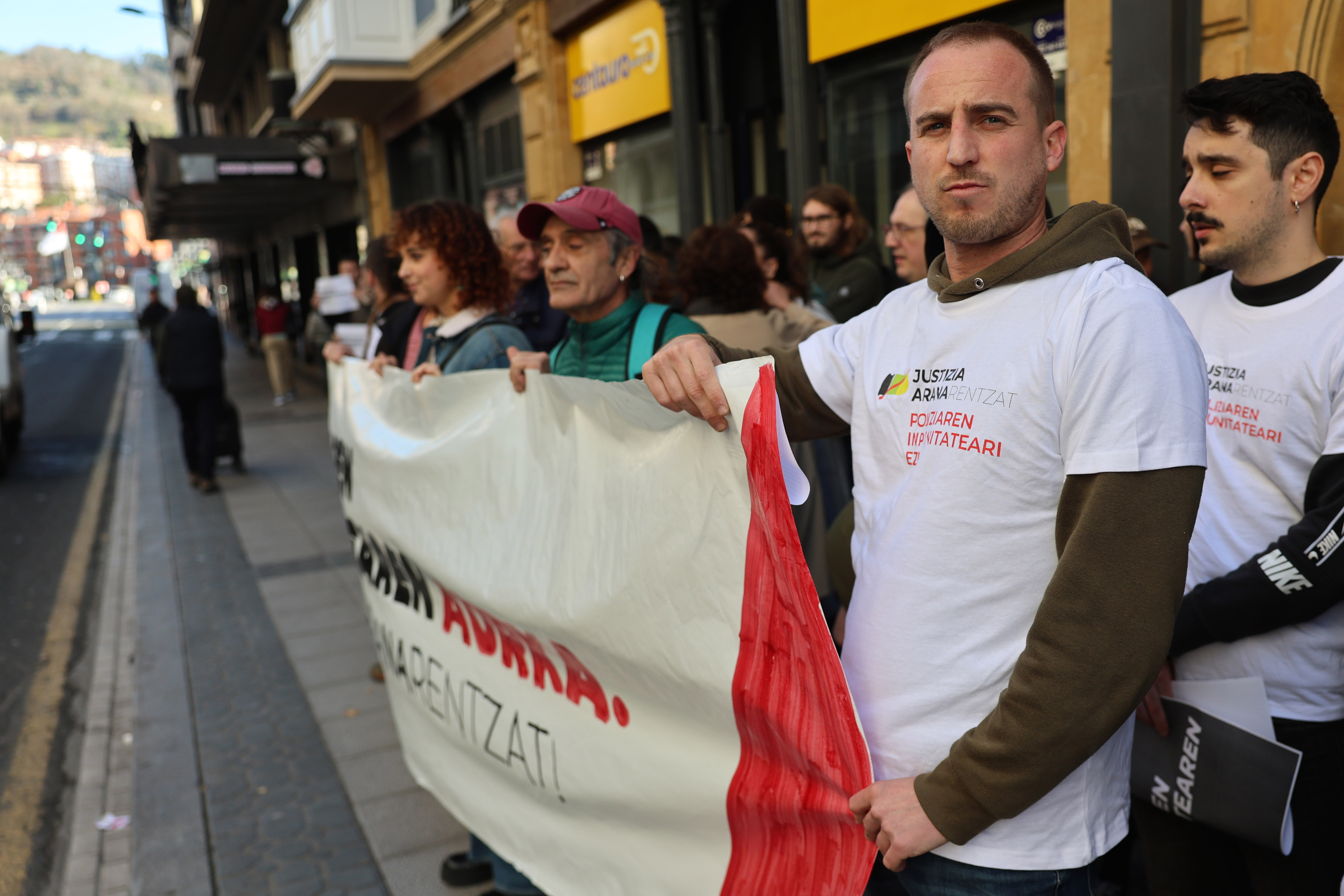 Iker Arana, eskuinean, elkarretaratzean erabilitako pankartari eutsiz. OSKAR MATXIN EDESA / FOKU