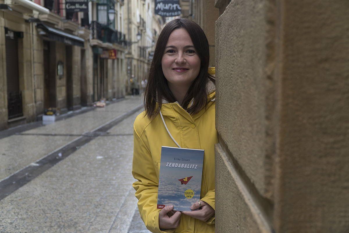 Gaur goizean aurkeztu du 'Zendabalitz' eleberria Erika Elizarik, Donostian. ANDONI CANELLADA / FOKU