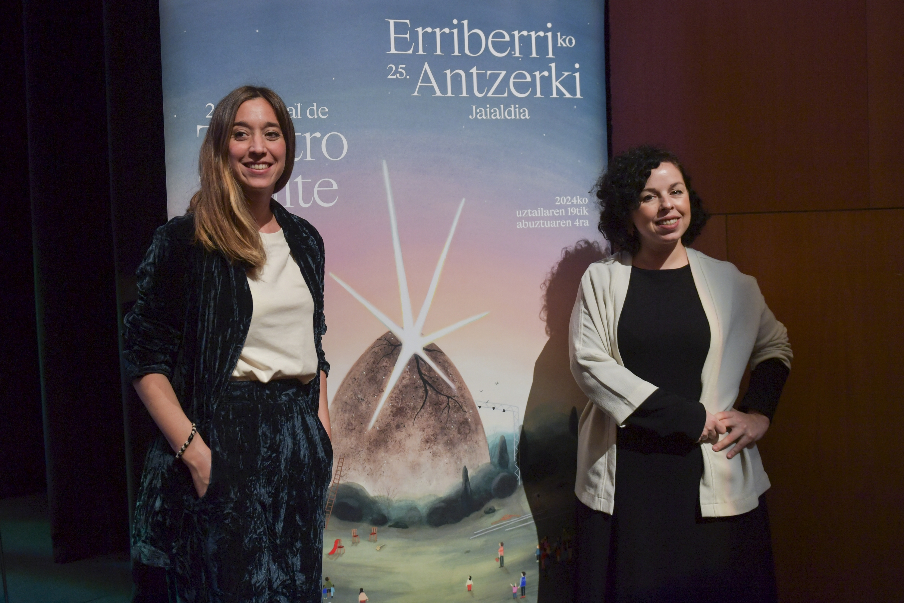 Maria Goirizelaia eta Ane Pikaza izanen dira Erriberriko Antzerki Jaialdiko zuzendari artistikoak beste lau urtez ere Maria Goirizelaia eta Ane Pikaza izanen dira Erriberriko Antzerki Jaialdiko zuzendari artistikoak beste lau urtez ere