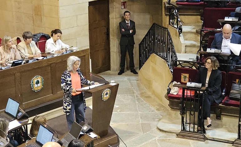 Eneritz Madariaga Elkarrekin Bizkaia taldeko bozeramailea atrilean berbetan eta Elixabete Etxanobe ahaldun nagusia bere jarlekuan entzuten, iazko irailean, Gernika-Lumoko batzar etxean. BERRIA