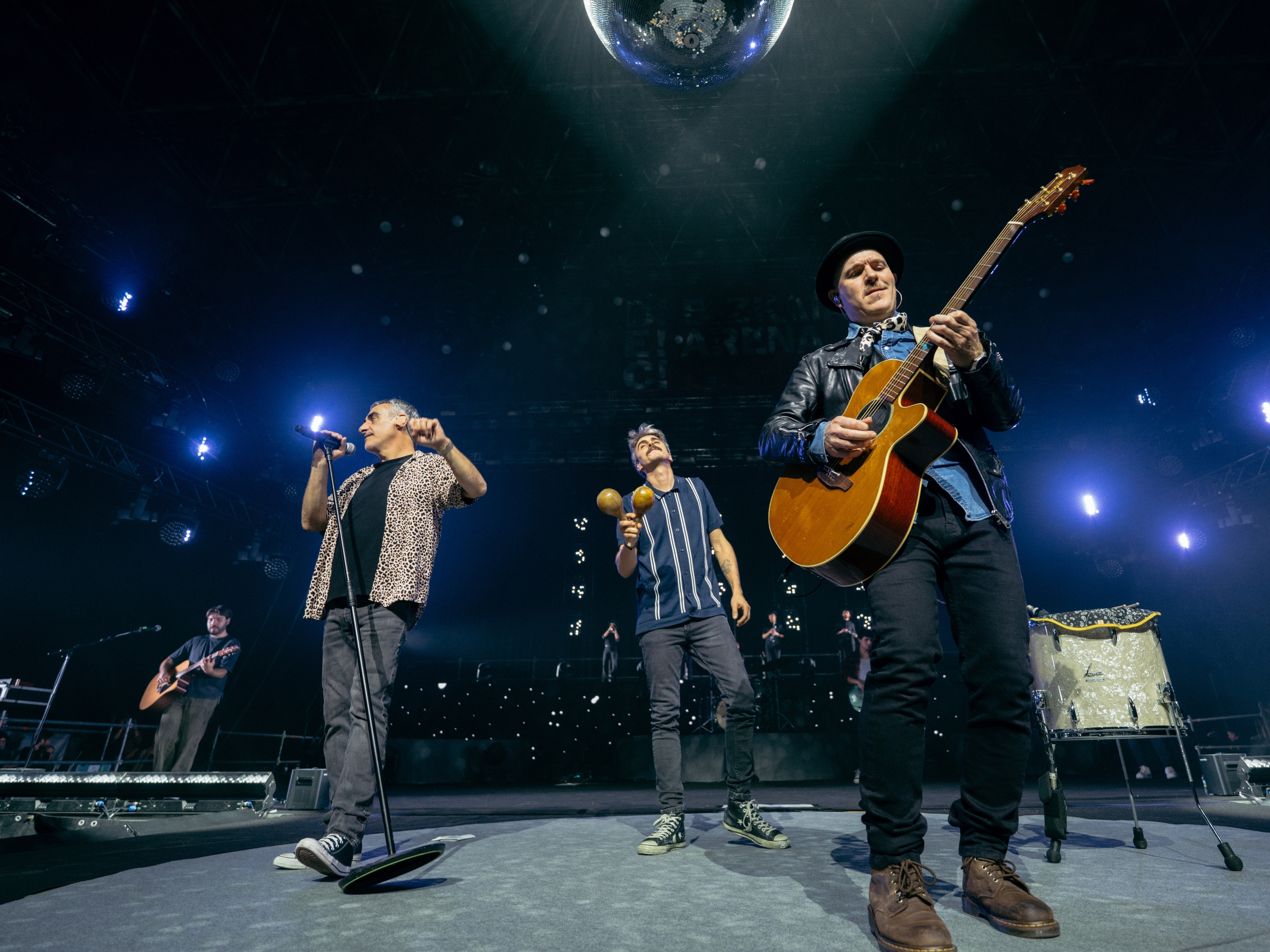 Gatibuk abenduaren 6an eman zuen despedidako hiru kontzertuetatik lehena, BECen. Irudian, Alex Sardui, Gaizka Salazar eta Haimar Arejita. MARIO LEZAUN